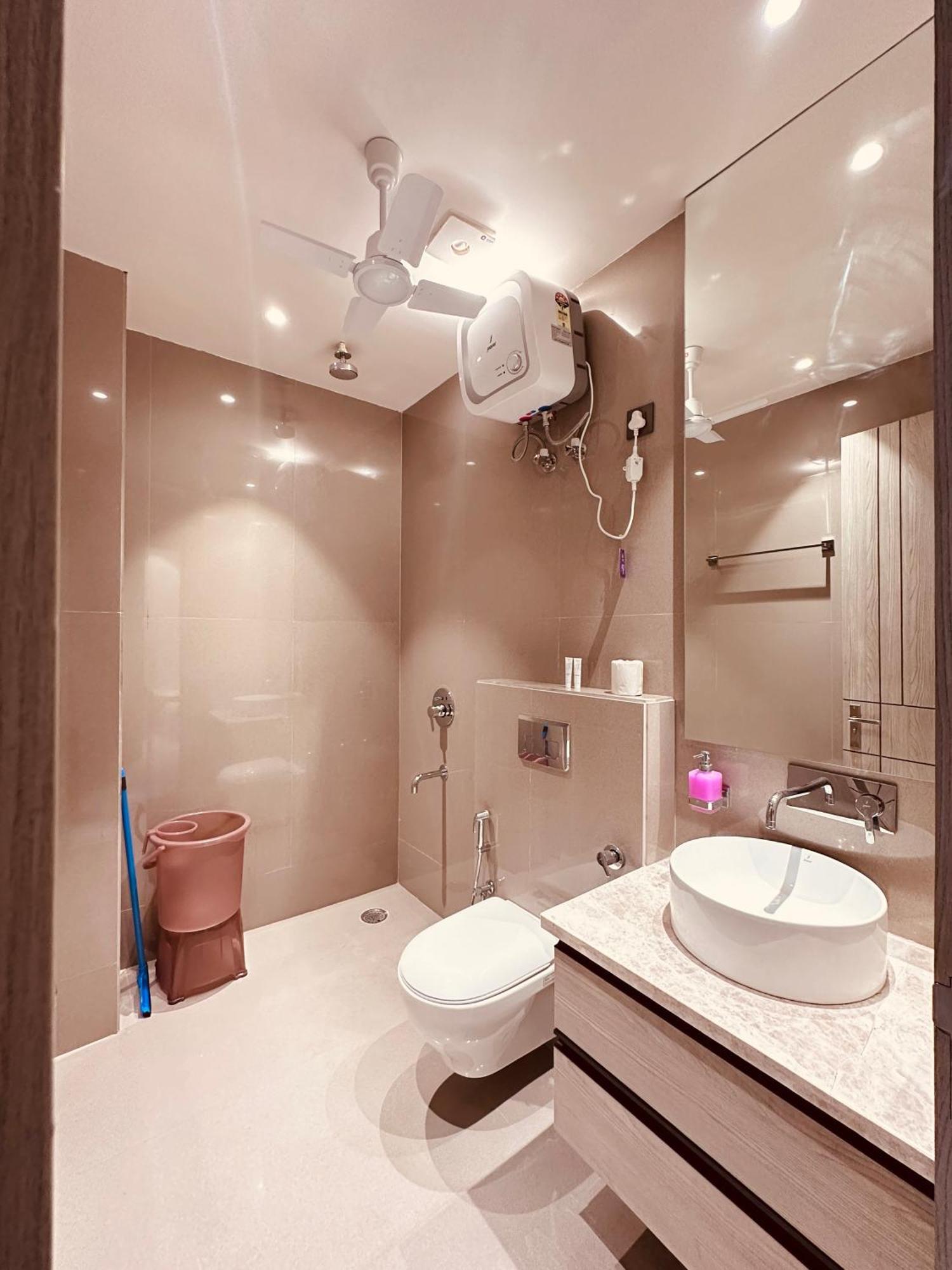 Hotel The Lodgers Luxury Near Golf Course Road Gurgaon