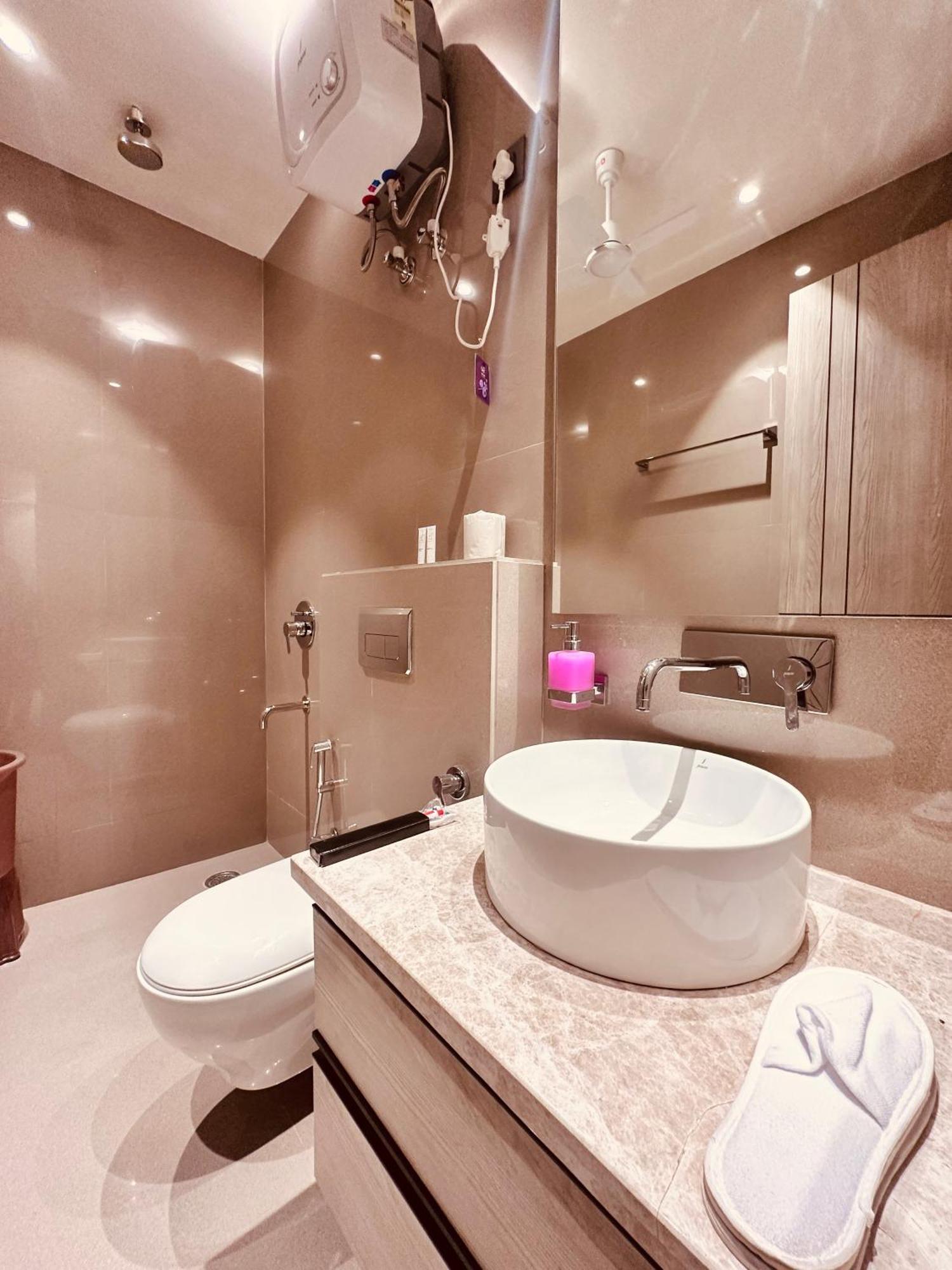 The Lodgers Luxury Near Golf Course Road
