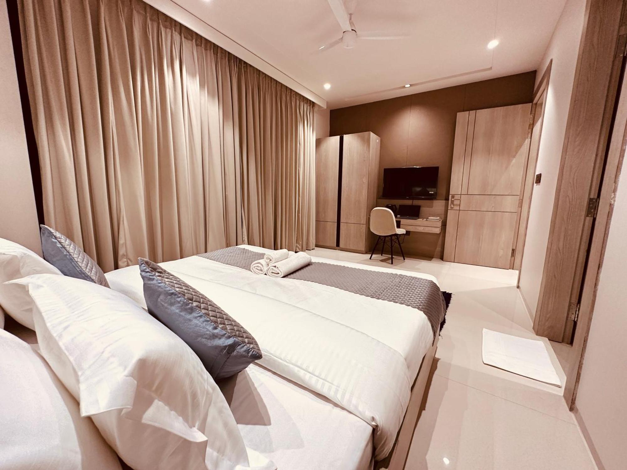 The Lodgers Luxury Near Golf Course Road Hotel 4*