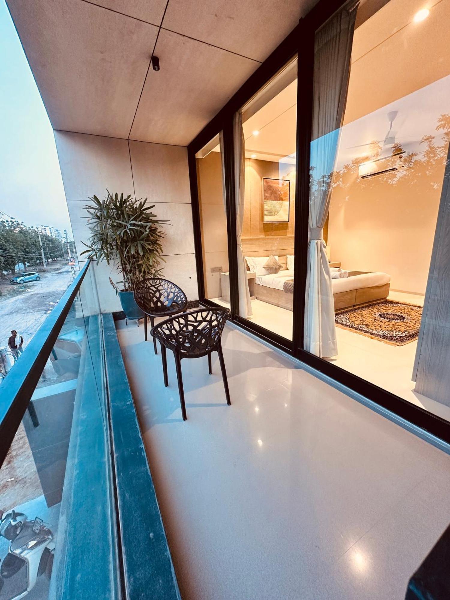 The Lodgers Luxury Near Golf Course Road Hotel