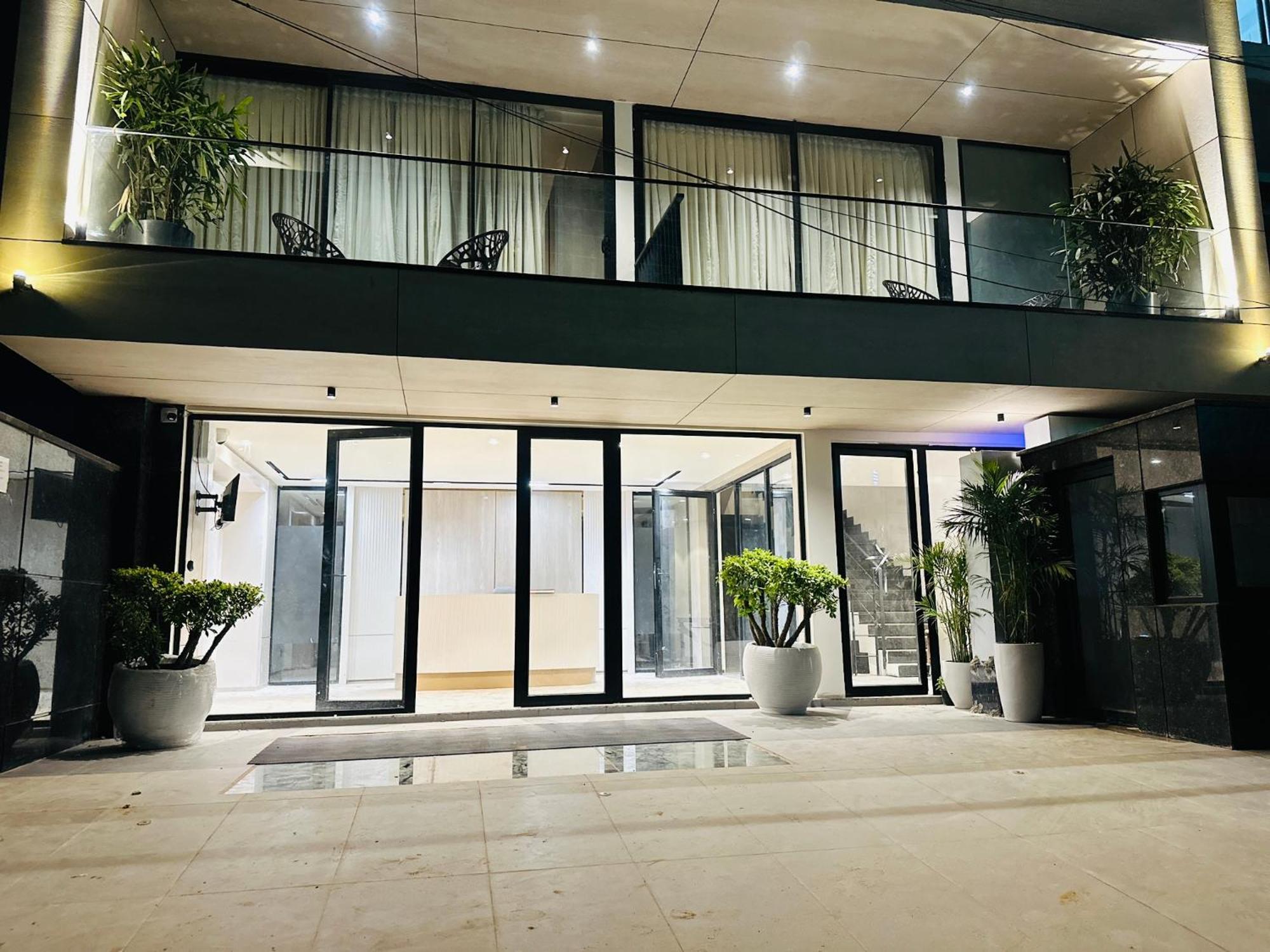The Lodgers Luxury Near Golf Course Road 4*