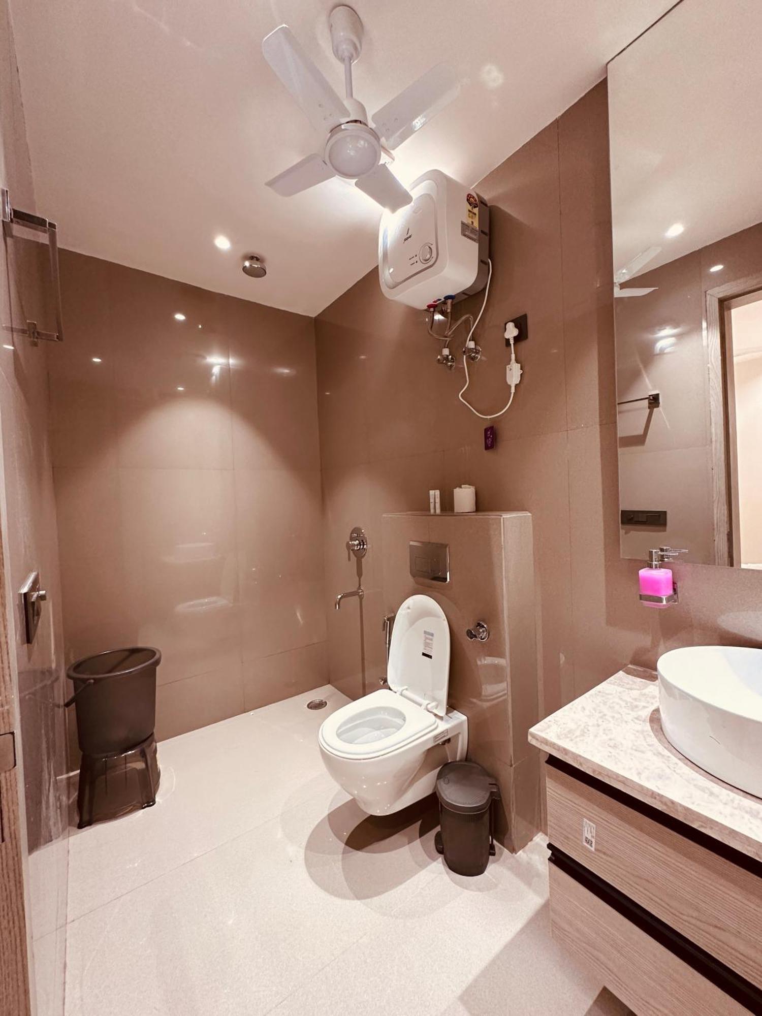 The Lodgers Luxury Near Golf Course Road Hotel