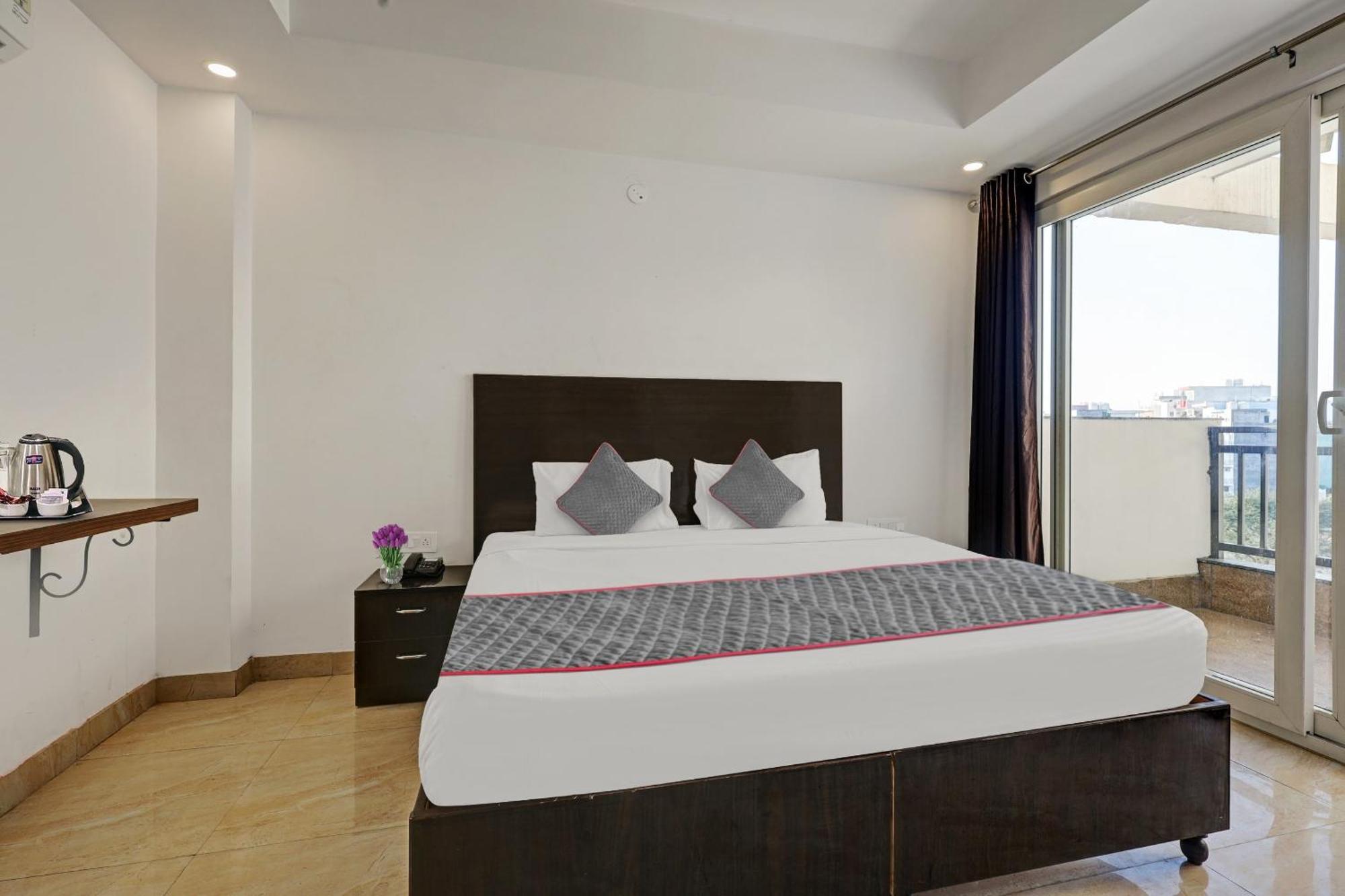 Super Townhouse Tipsyy Near Bestech Square Mall Hotel 4*
