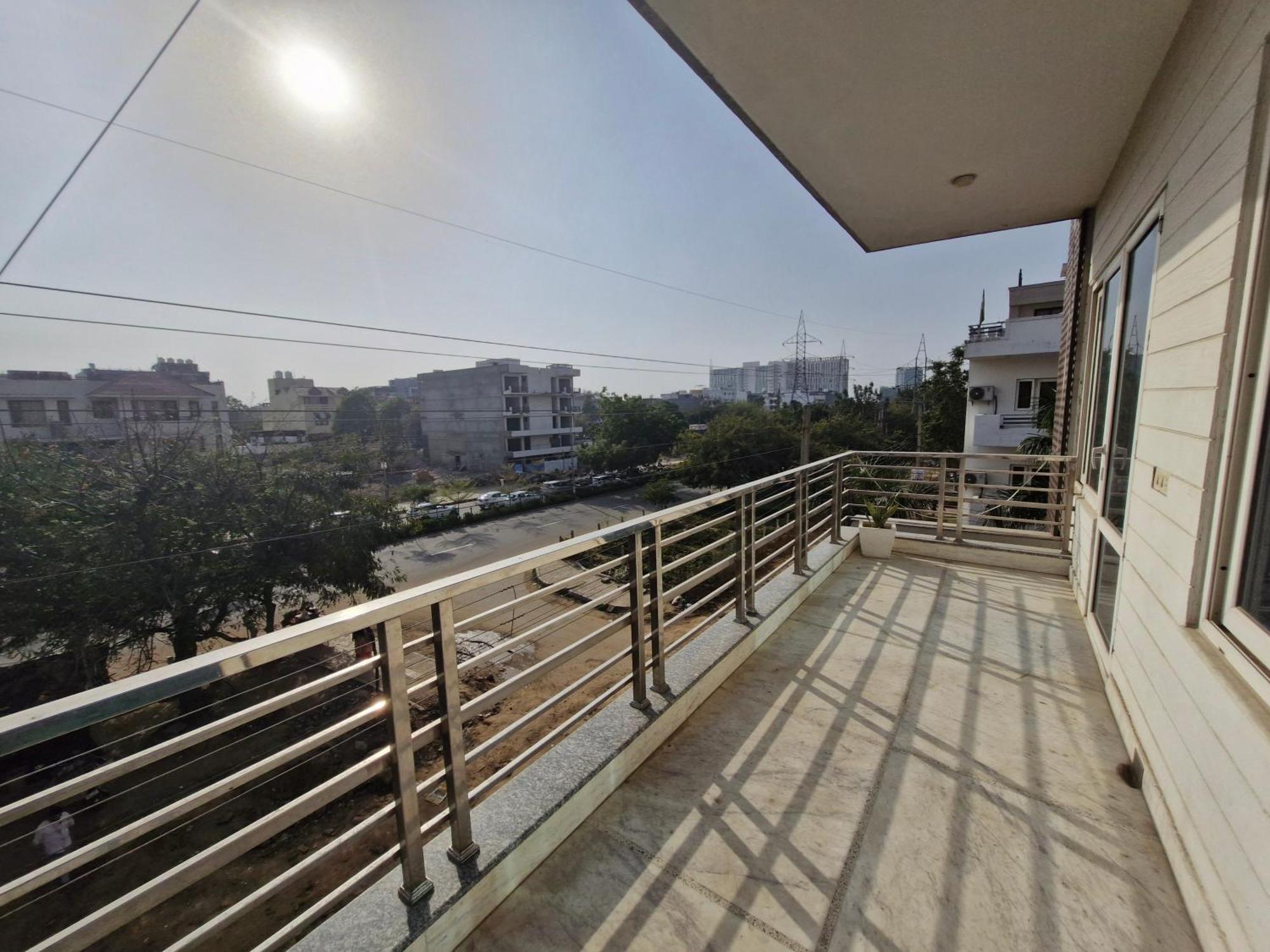 Wedlock Near Medanta Hospital 3*