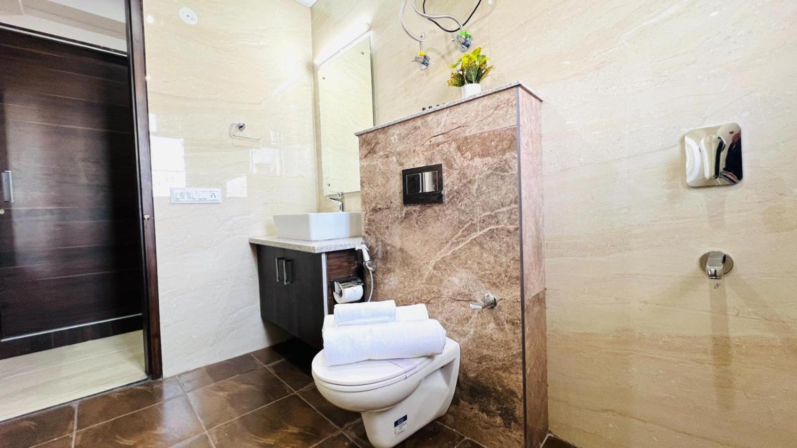 Zen - Golf Course Road Hotel 4*