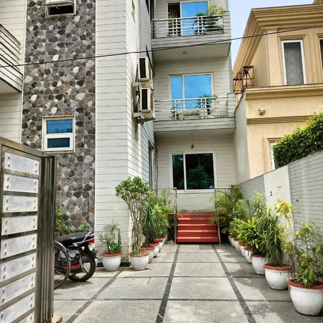 Hotel Wedlock Near Medanta Hospital