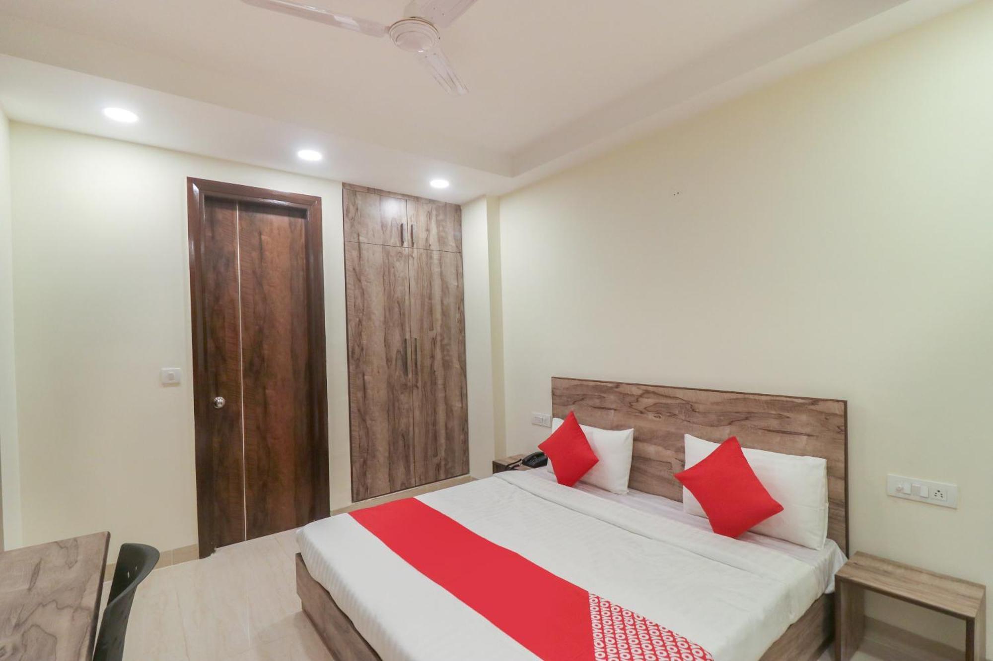 Super O Comfort Residency Near Artemis Hospital