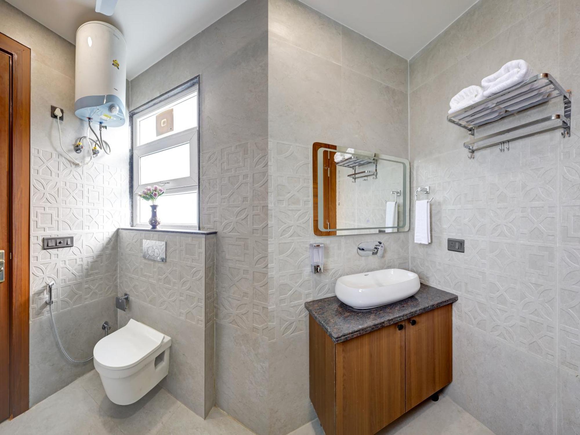 Hotel Limewood Near 32nd Avenue Gurgaon
