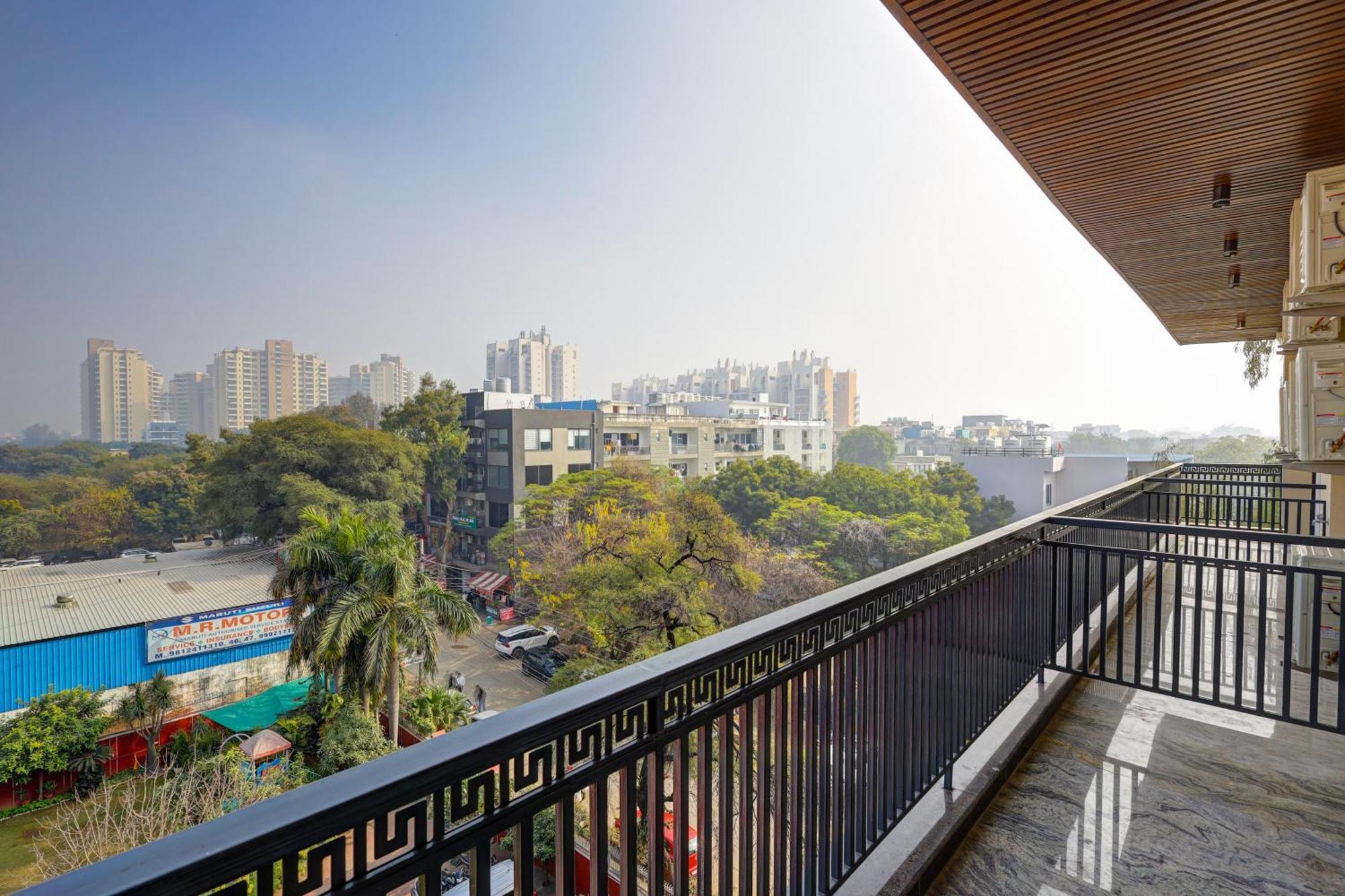 Hotel Limewood Near 32nd Avenue 3*