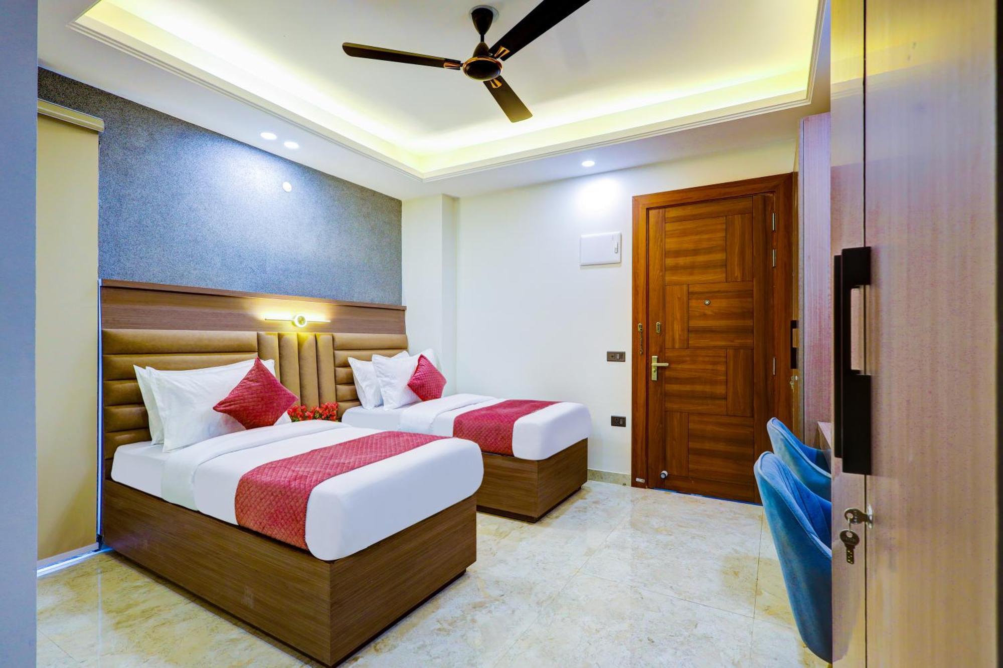 Hotel Limewood Near 32nd Avenue 3*