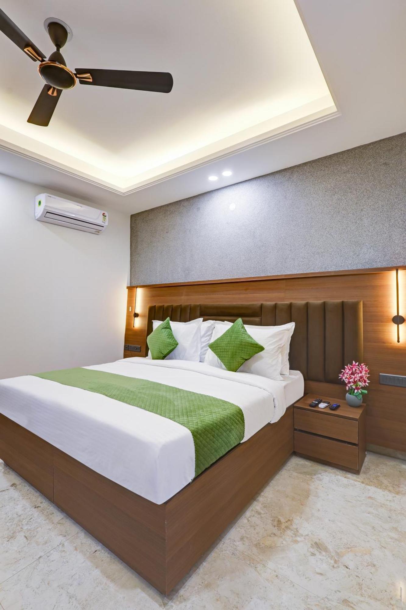 Hotel Limewood Near 32nd Avenue 3*