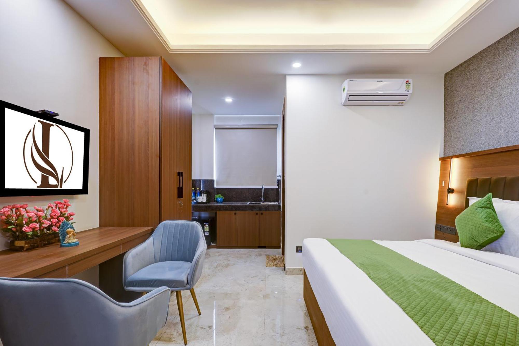 Hotel Limewood Near 32nd Avenue