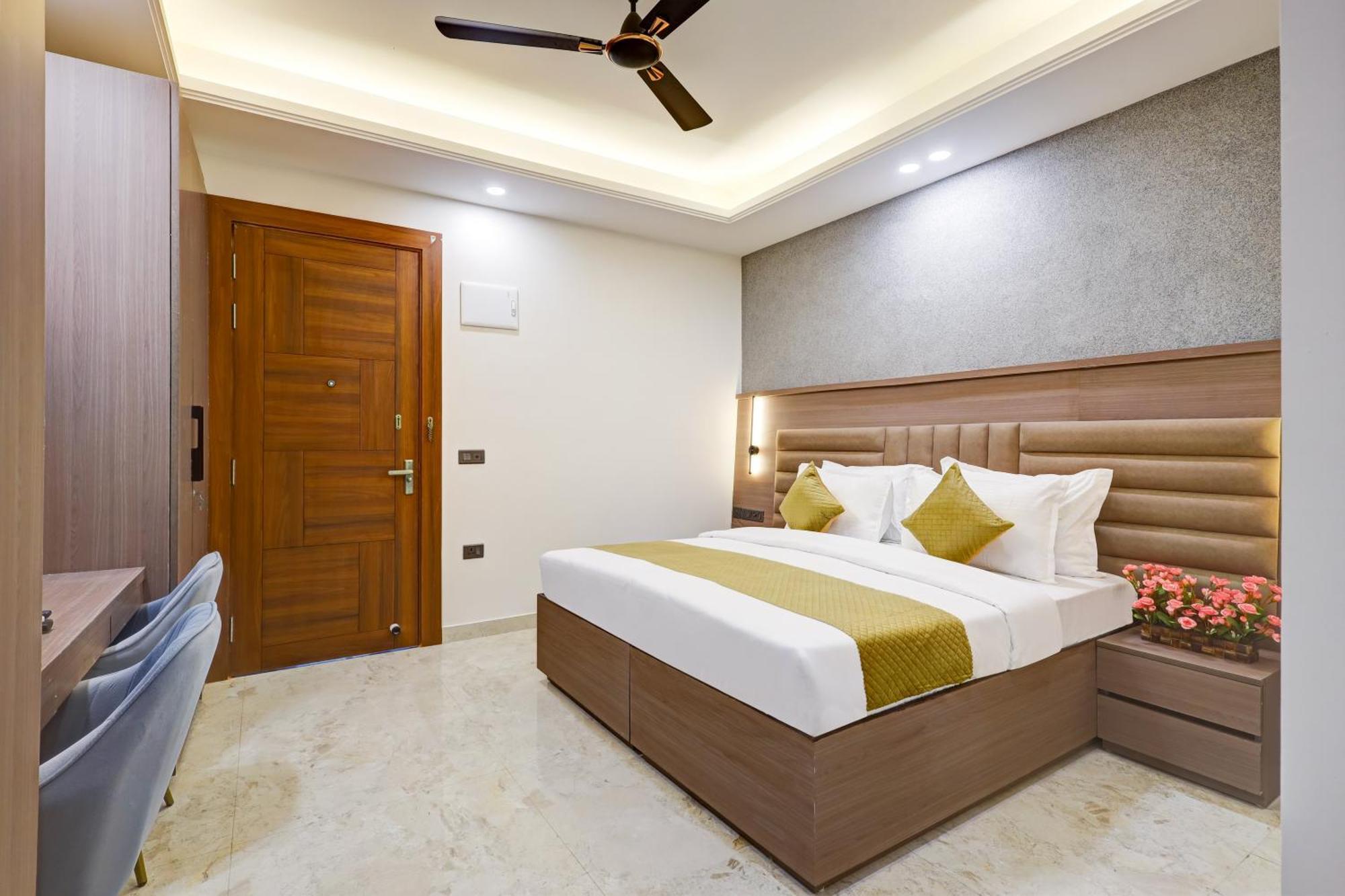 Hotel Limewood Near 32nd Avenue Gurgaon