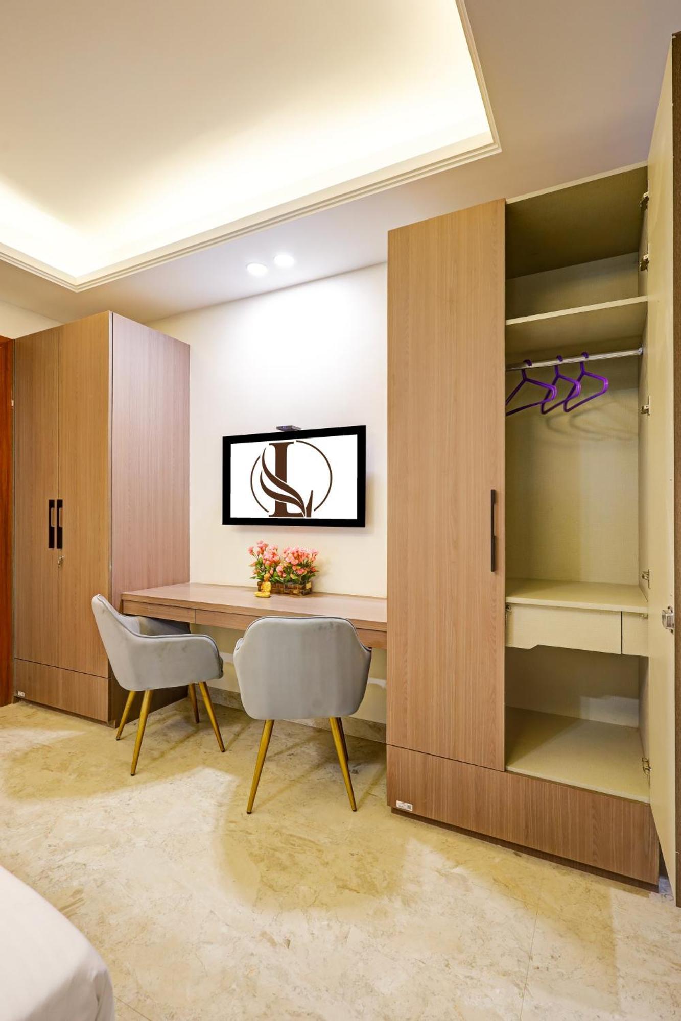 Hotel Limewood Near 32nd Avenue 3*