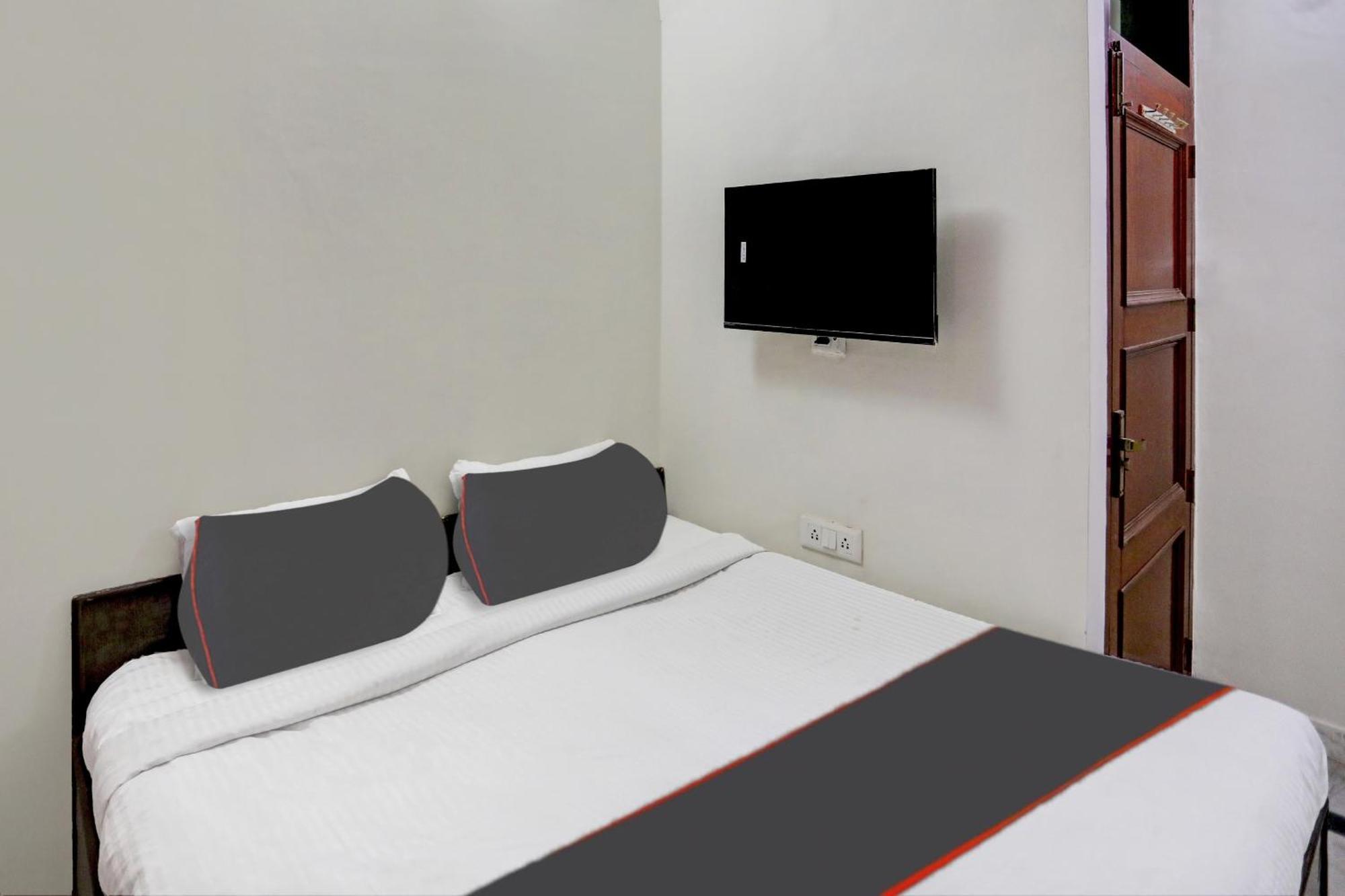 Capital O Uk House Residency Hotel Gurgaon