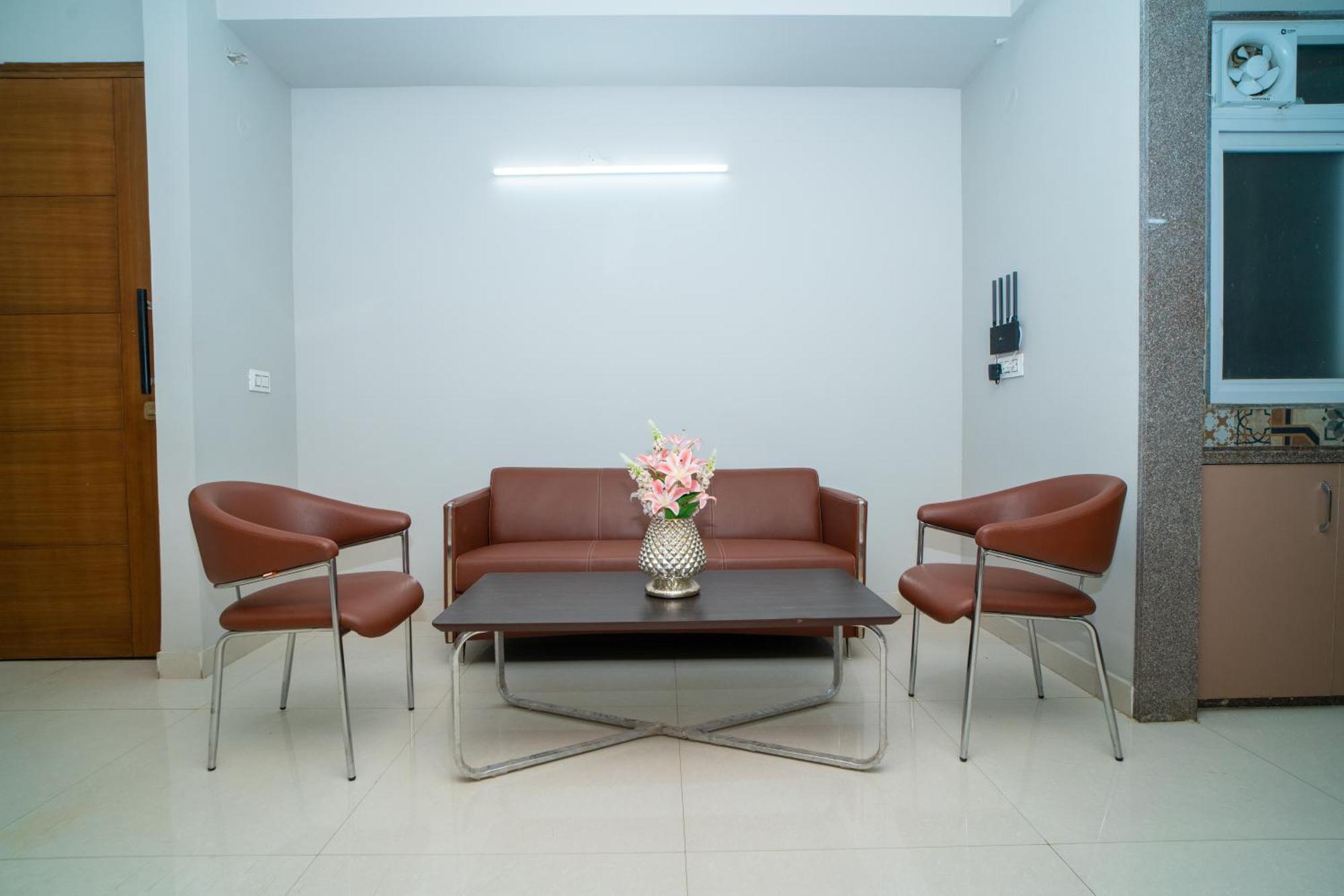 Aster Homes I 2bhk I Sec-39 I Near Medanta Bed & Breakfast