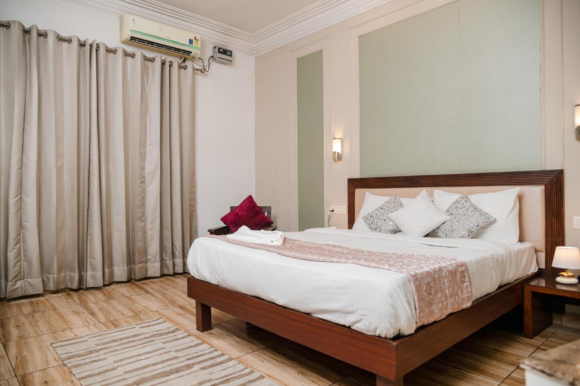 1045 Vamsor Heights Hotel Gurgaon