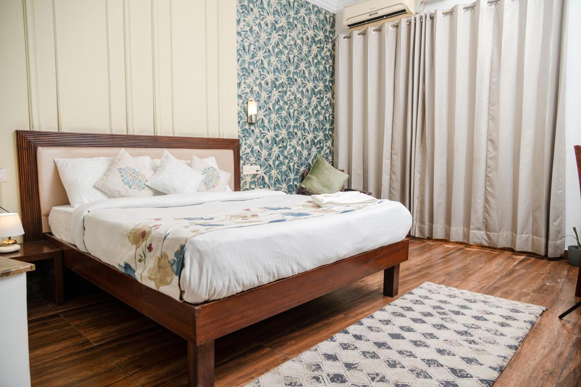 1045 Vamsor Heights Hotel Gurgaon