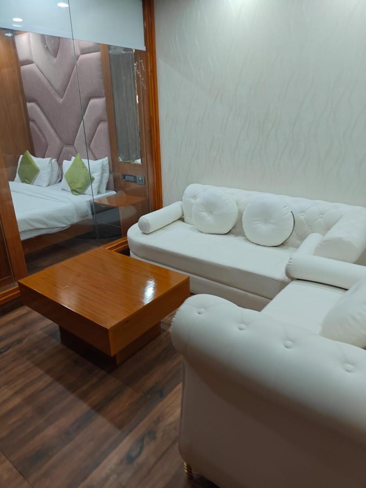 Platinum Palace Medanta Medicity Hotel