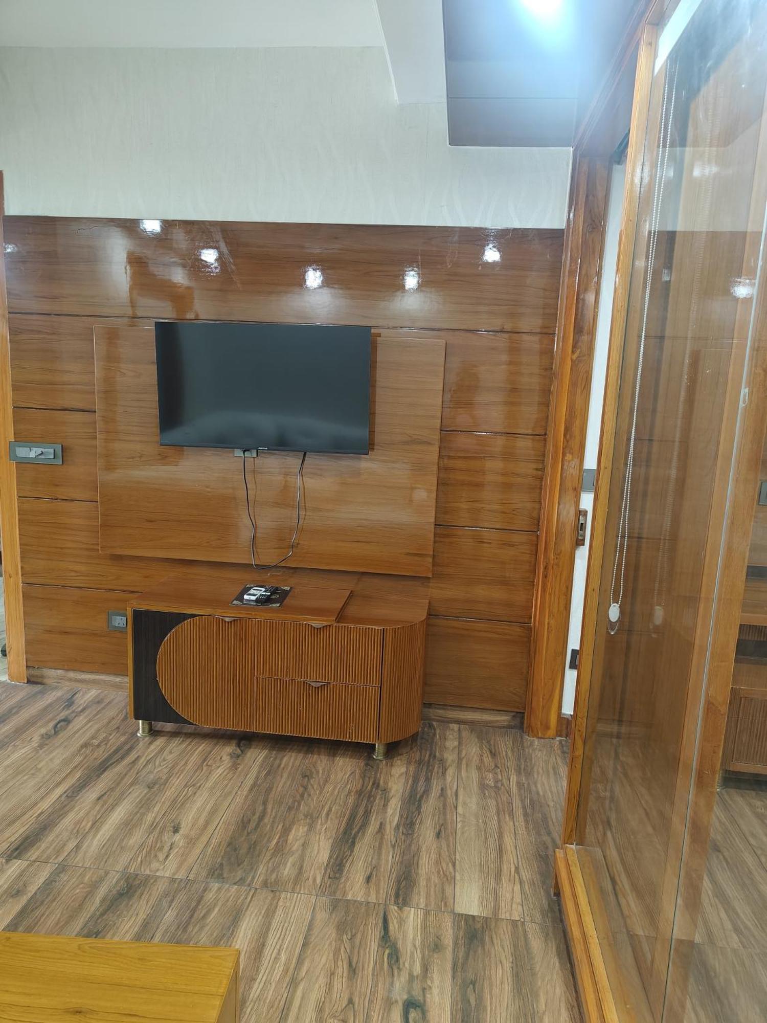 Platinum Palace Medanta Medicity Hotel