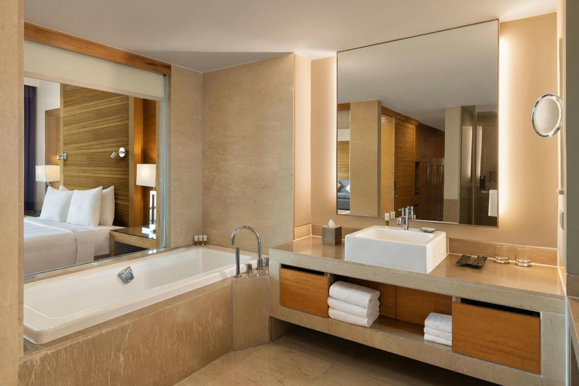 Courtyard By Marriott Gurugram Downtown Hotel 5*