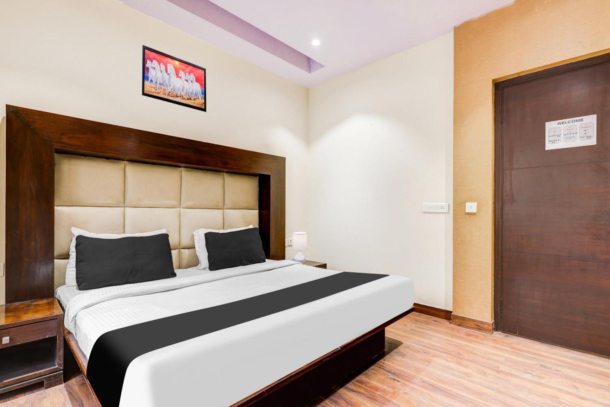 Super Townhouse Oak Sector 25 Hotel