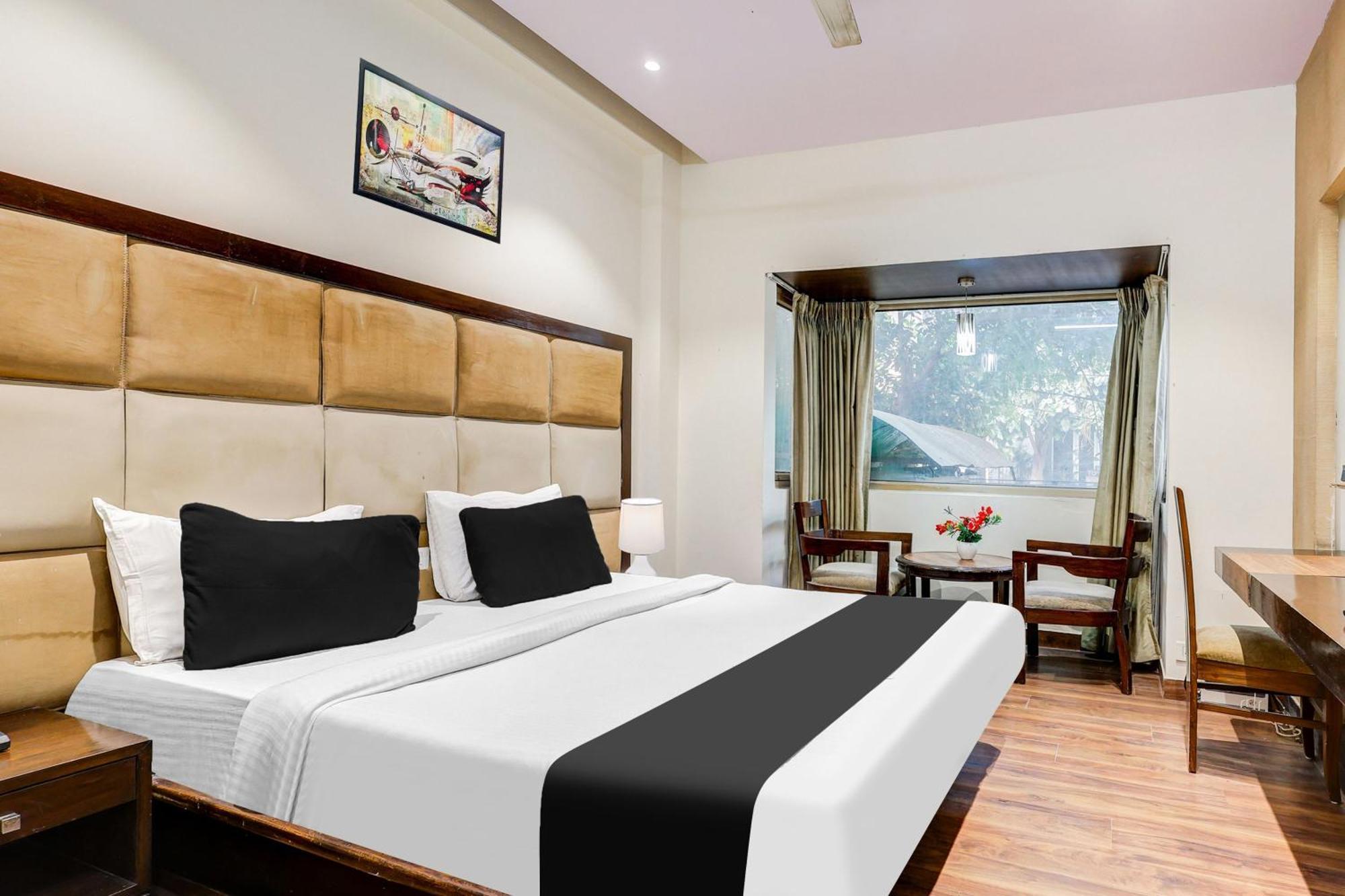 Super Townhouse Oak Sector 25 Hotel