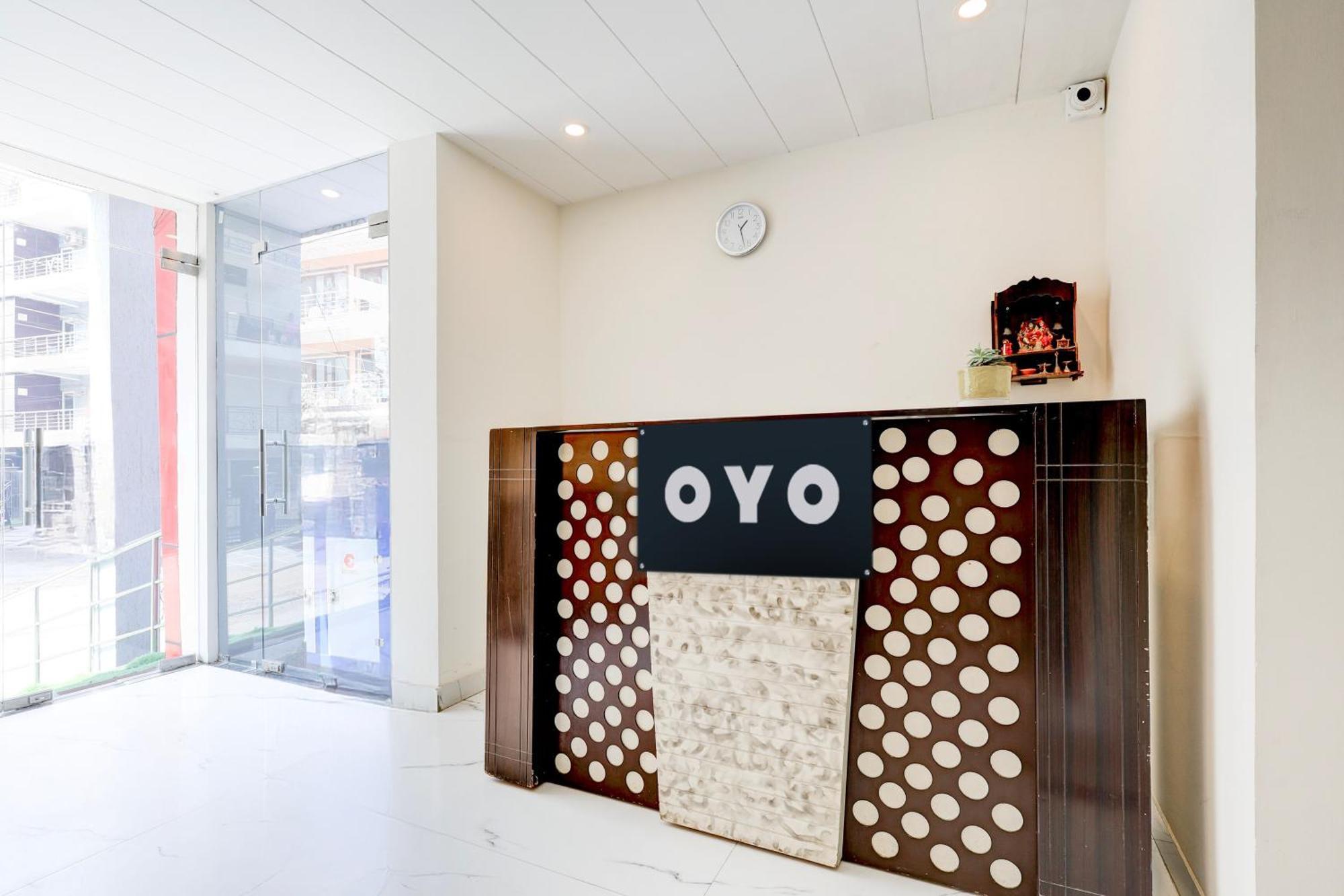 O Yatharv Hotel