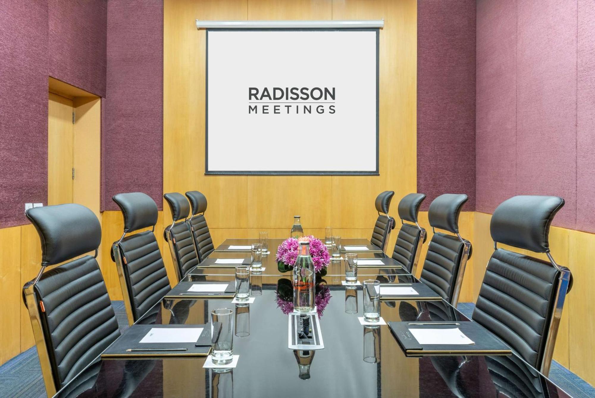 Hotel Radisson Gurugram Sohna Road Center 5*