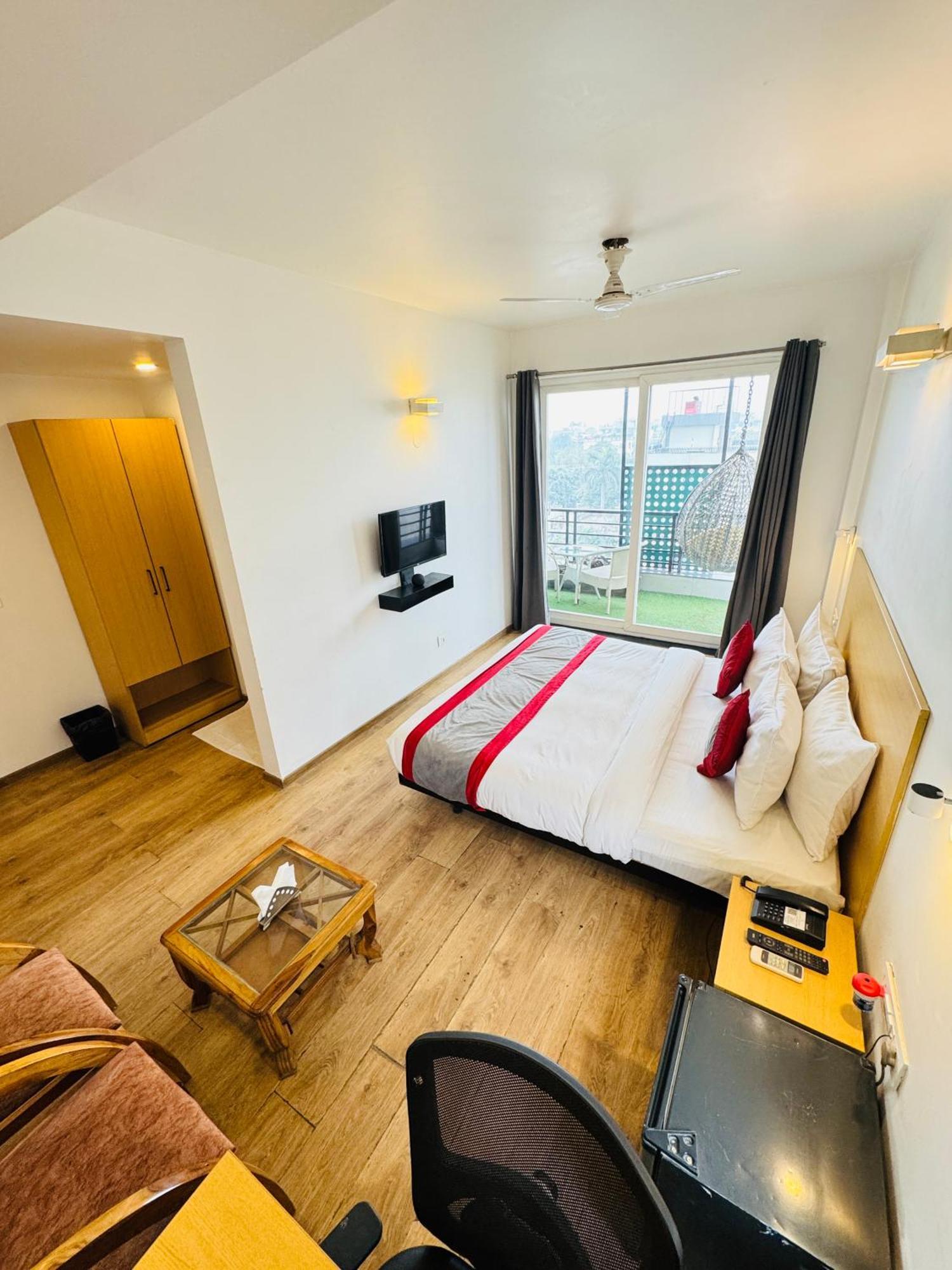 Hotel Bk And Near Huda Centre Gurgaon