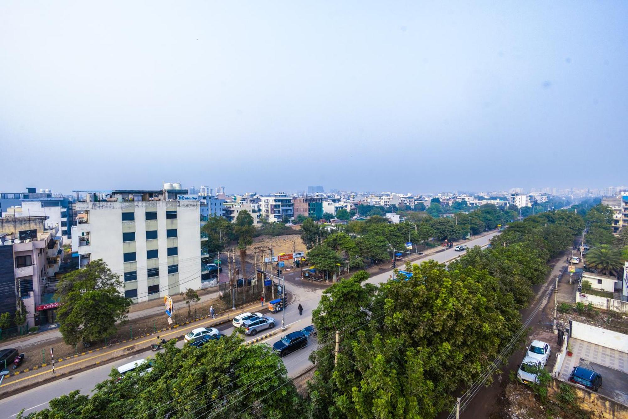 Aadat Near Artemis Hospital Hotel 3*