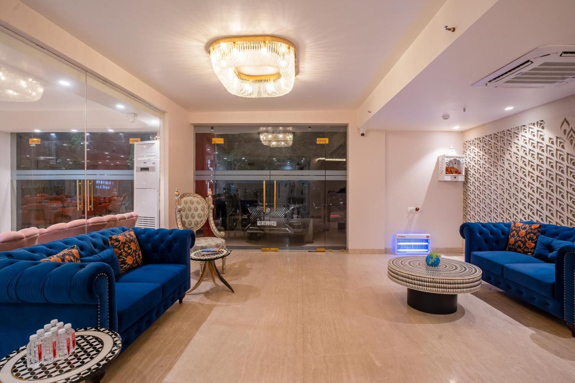 Aadat Near Artemis Hospital Hotel 3*