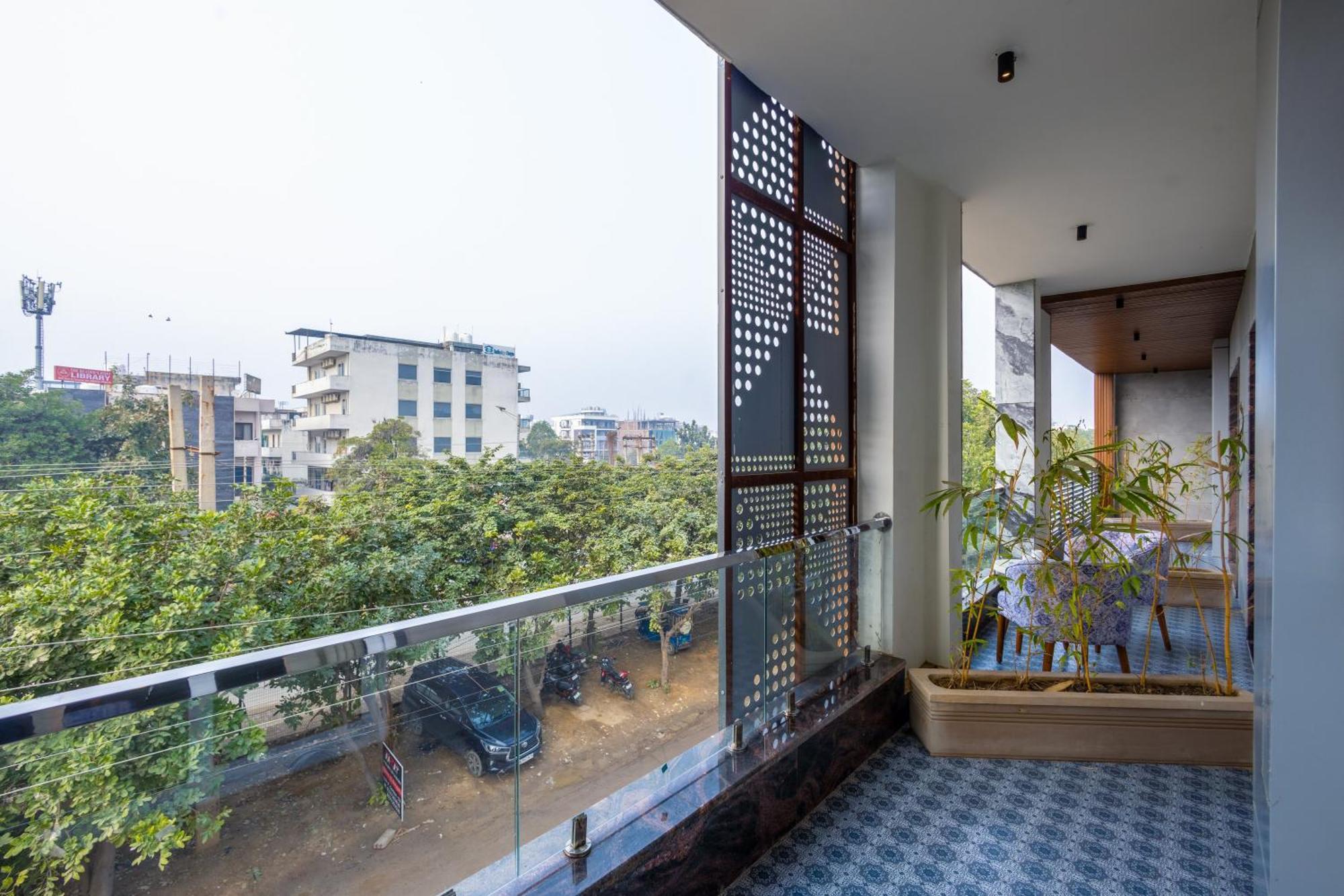 Hotel Aadat Near Artemis Hospital