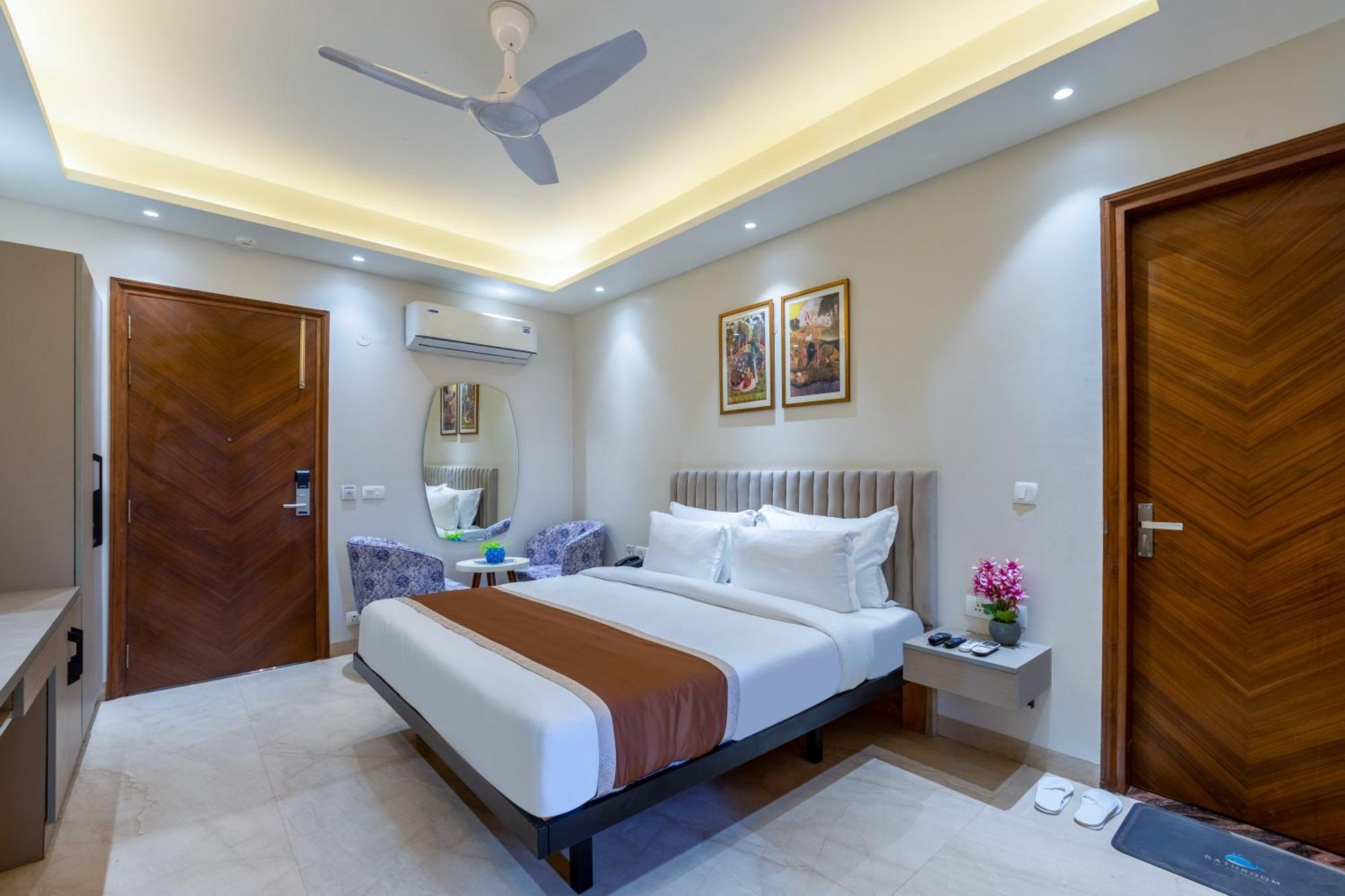 Hotel Aadat Near Artemis Hospital 3*