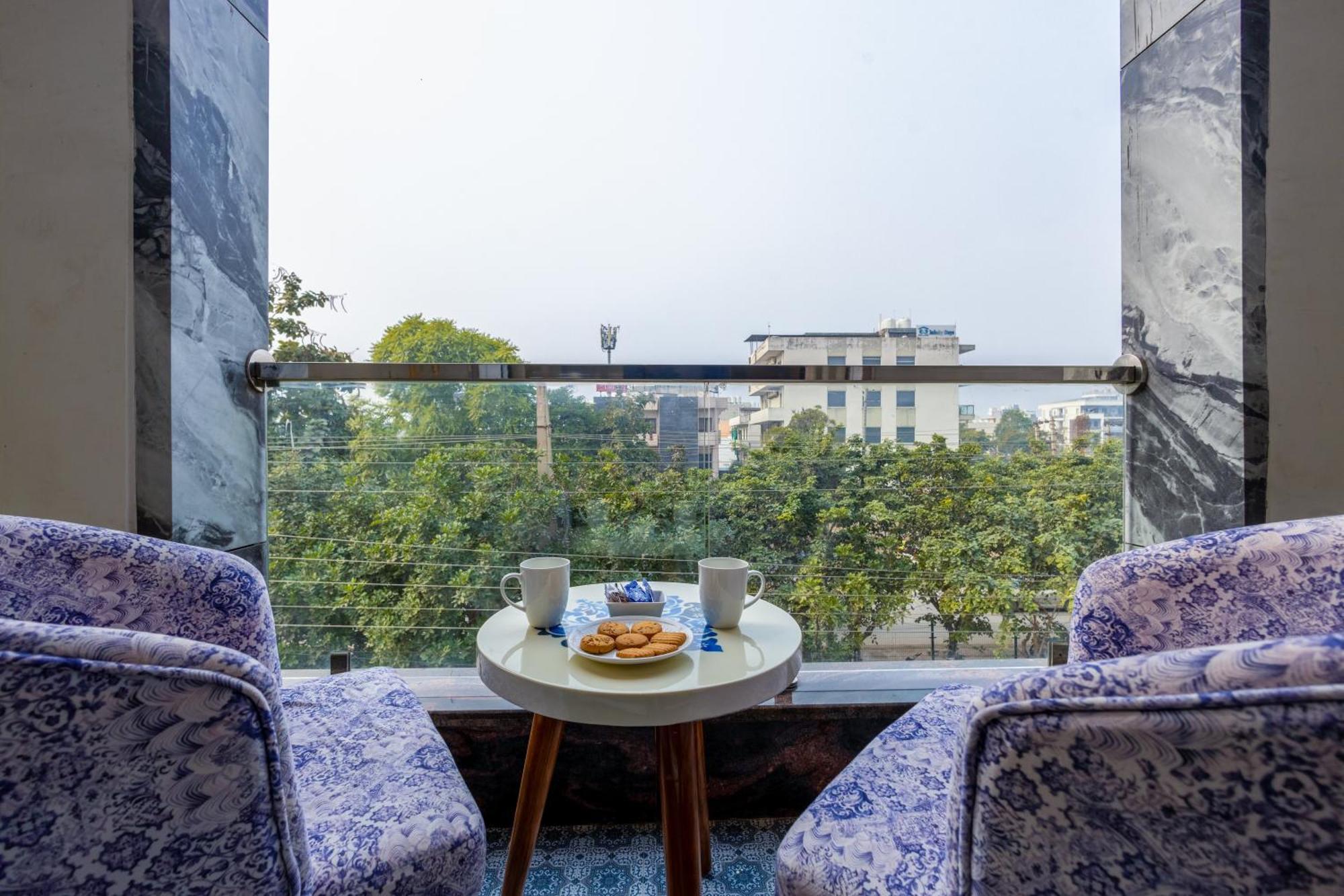 Hotel Aadat Near Artemis Hospital