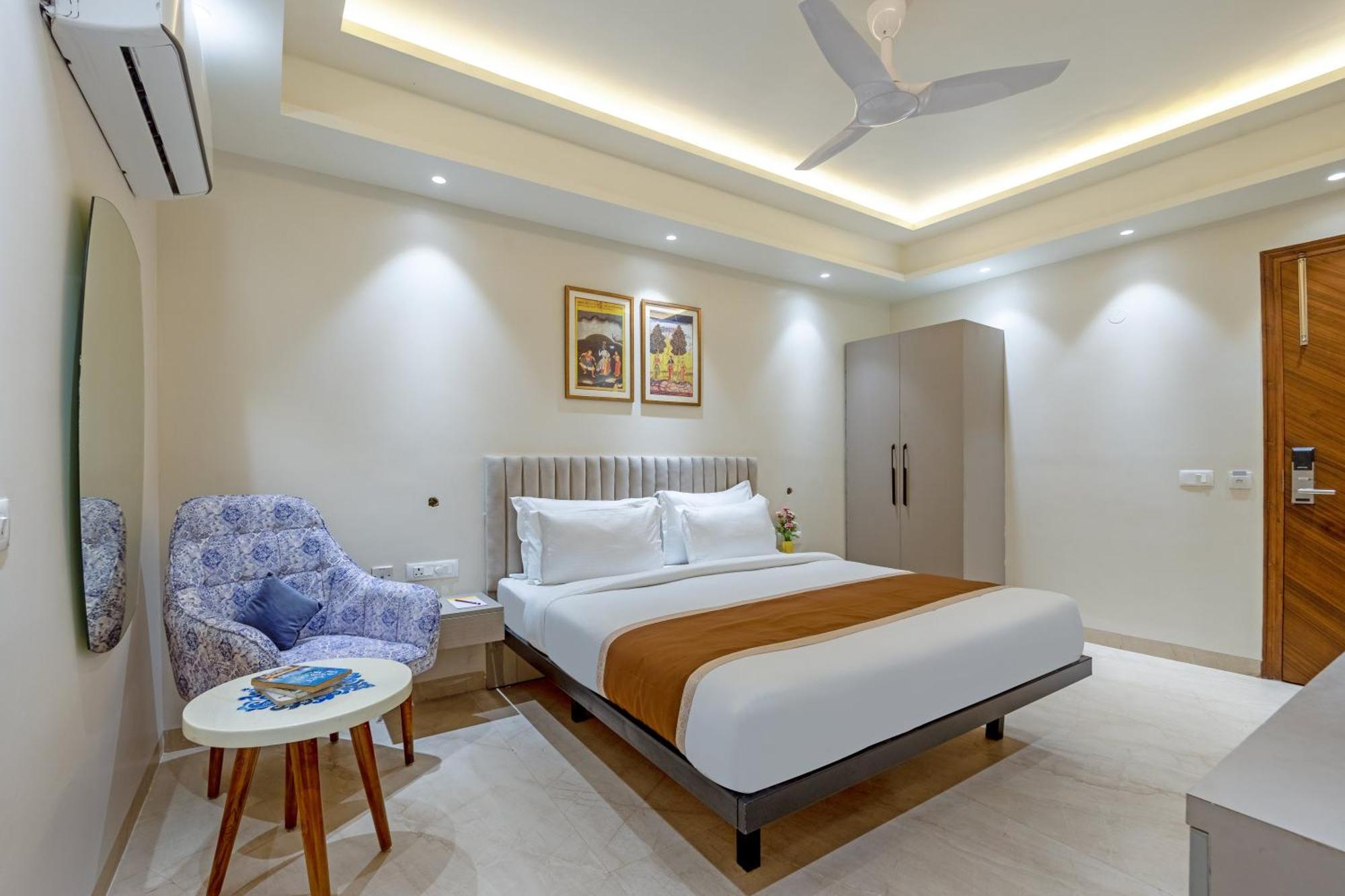 Hotel Aadat Near Artemis Hospital 3*