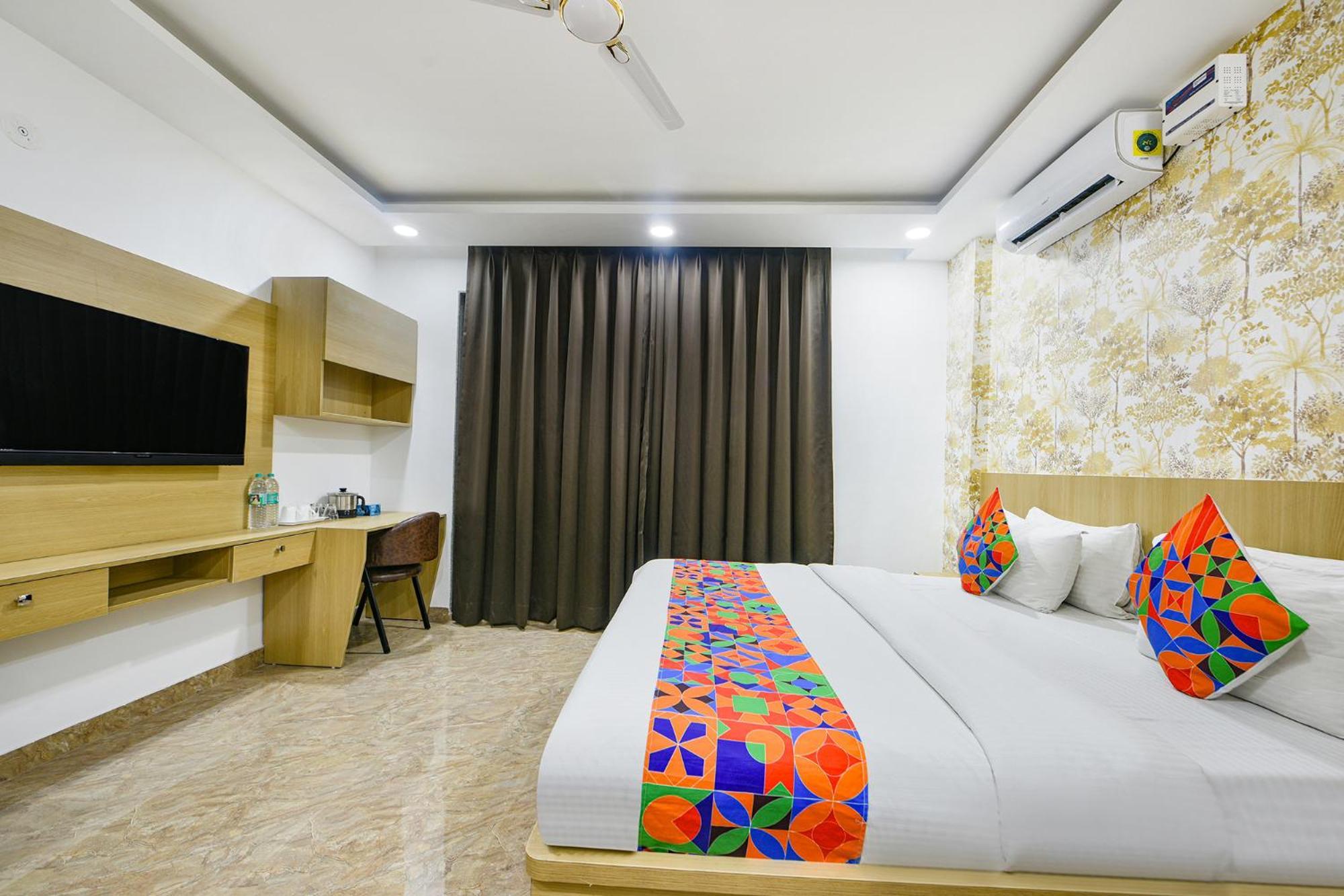 Fabhotel Luxe 8 Stayz Hotel 3*