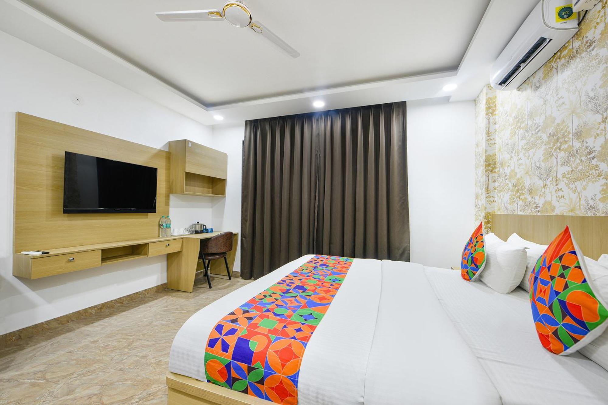 Fabhotel Luxe 8 Stayz Hotel