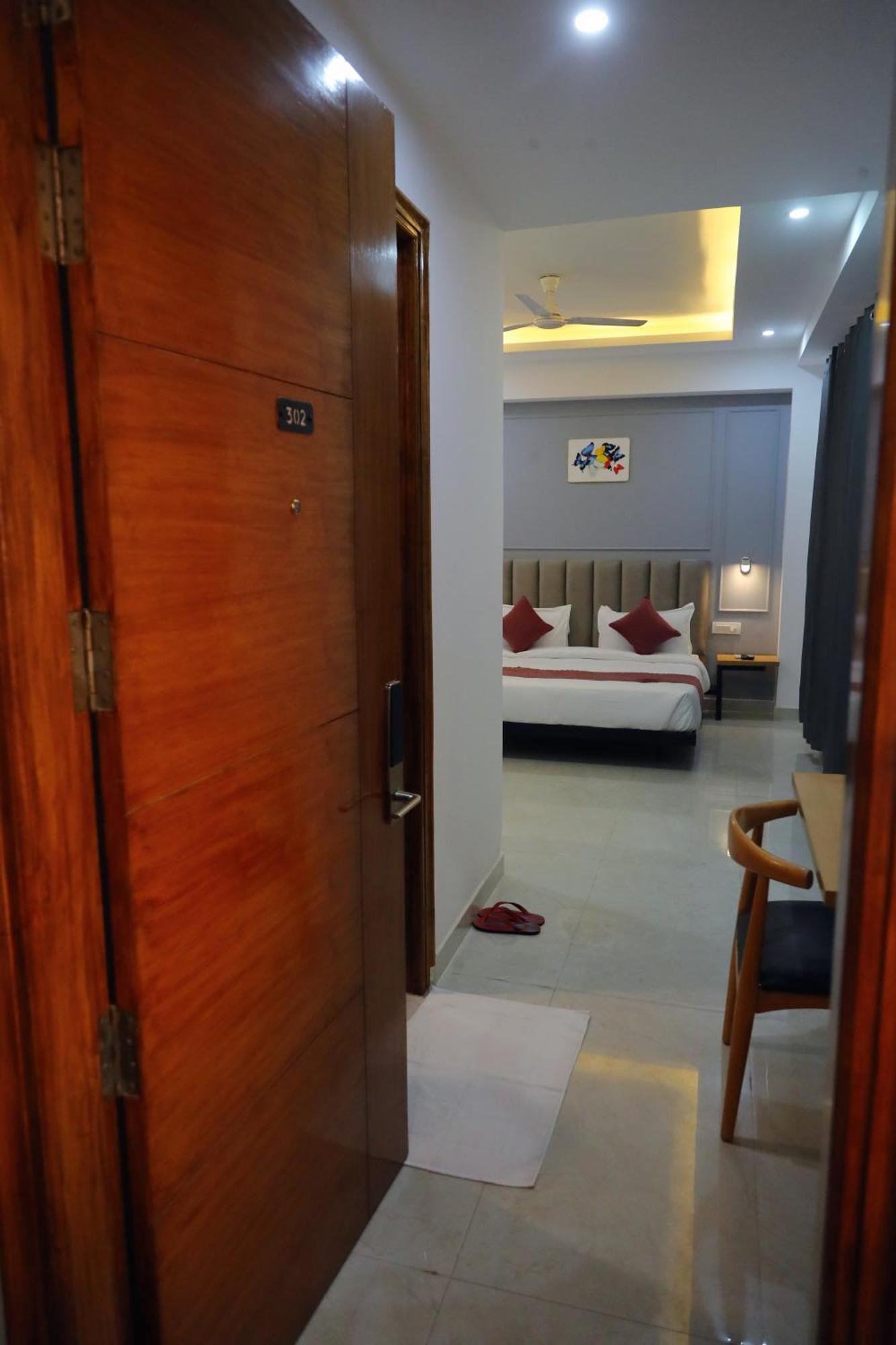 Hotel Mavens House Artemis Hospital Road 3*