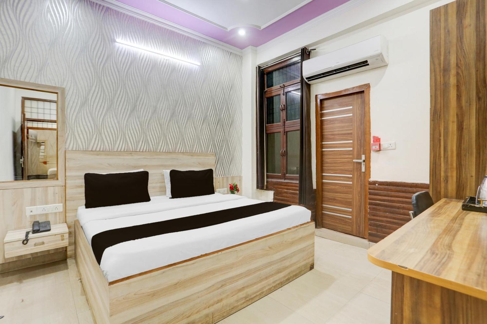 Super Townhouse Sector 4 Hotel 4*