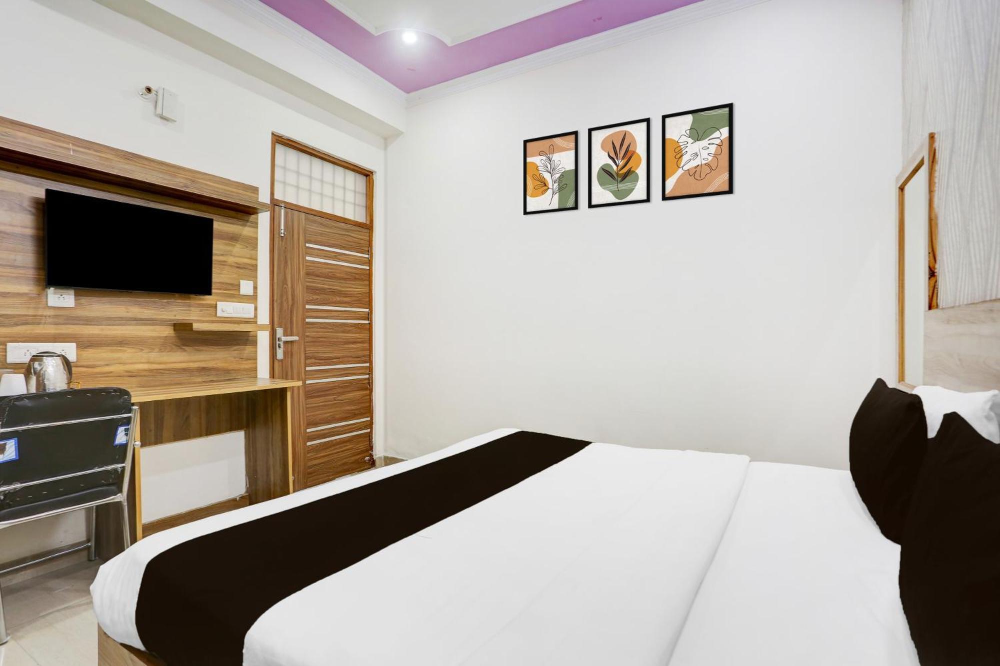 Super Townhouse Sector 4 4*