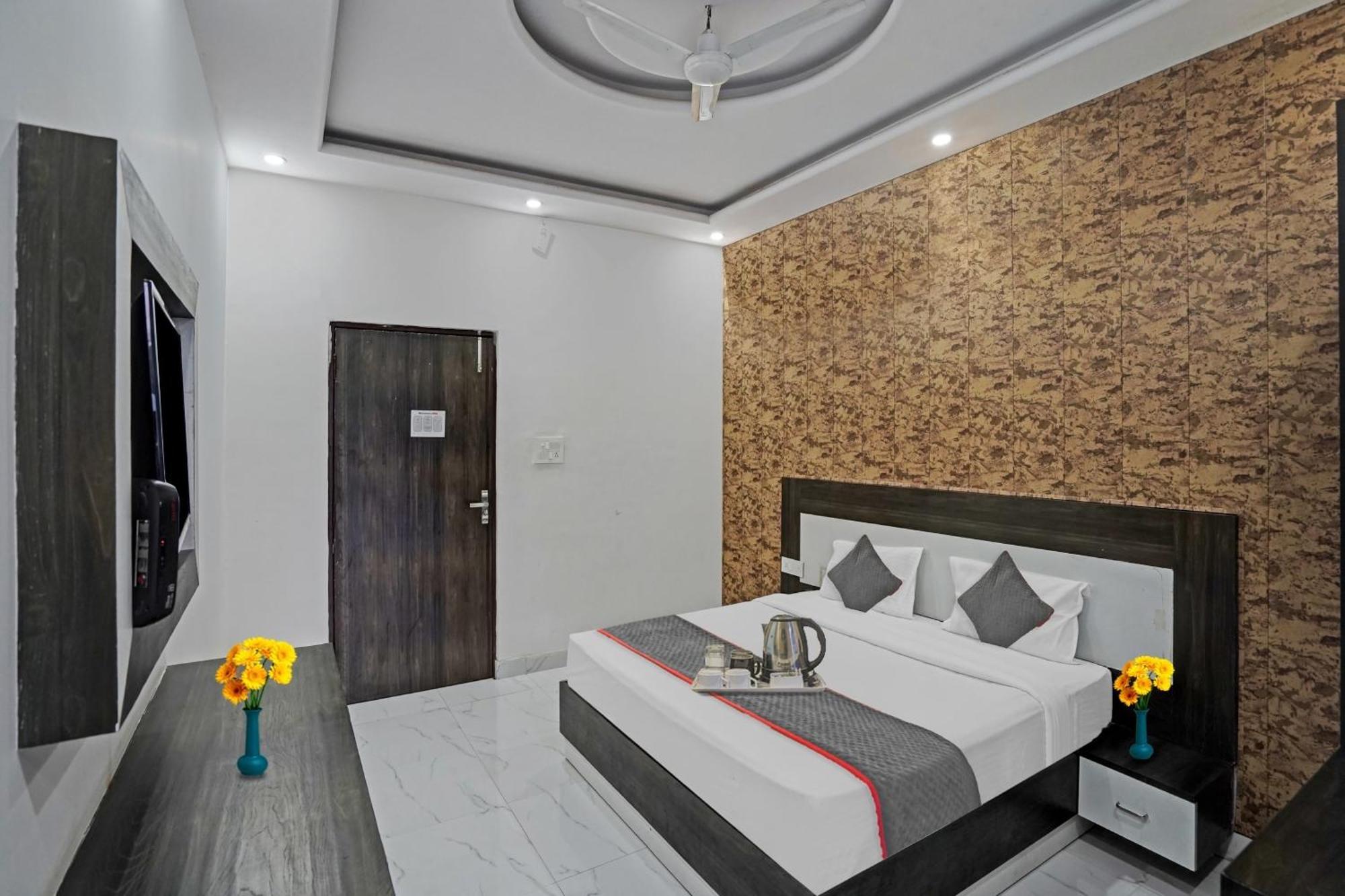 Collection O Rajvanshi Paradise Hotel 3*