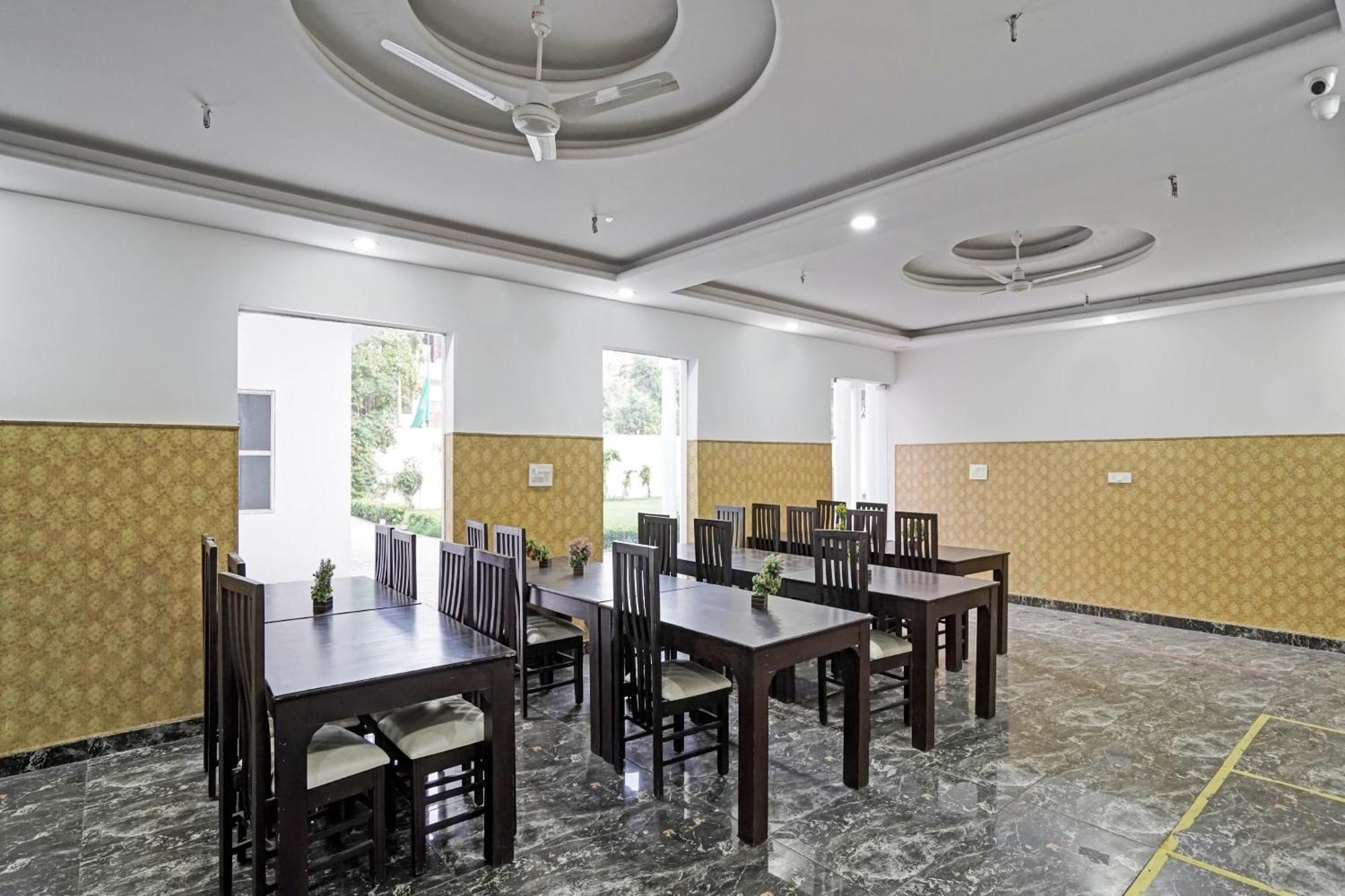 Hotel Collection O Rajvanshi Paradise Gurgaon