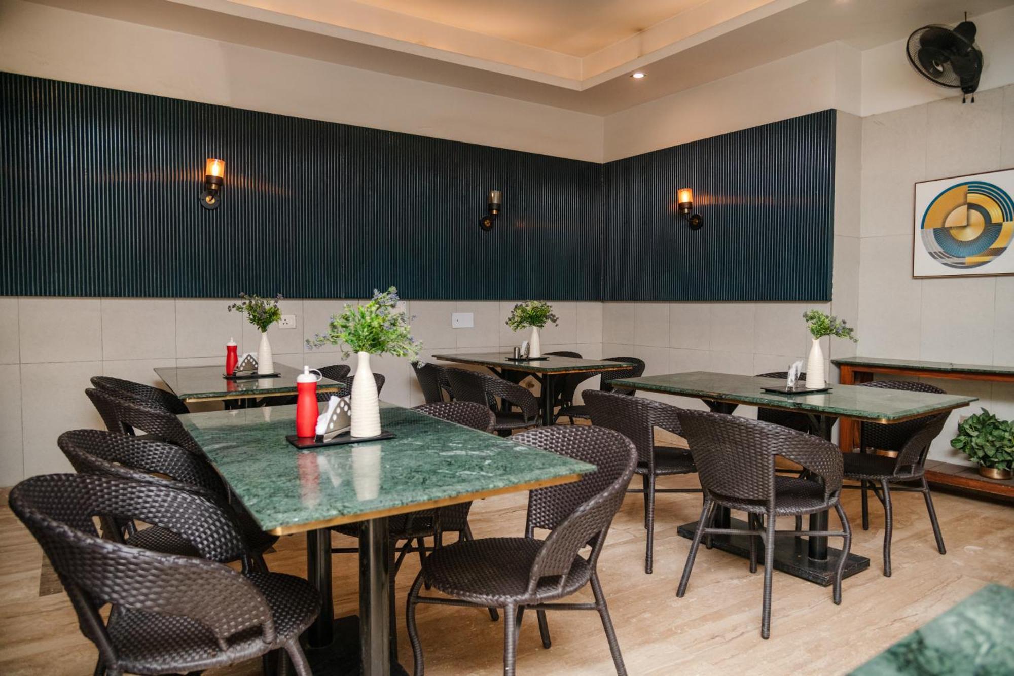 1045 Vamsor Heights Hotel Gurgaon