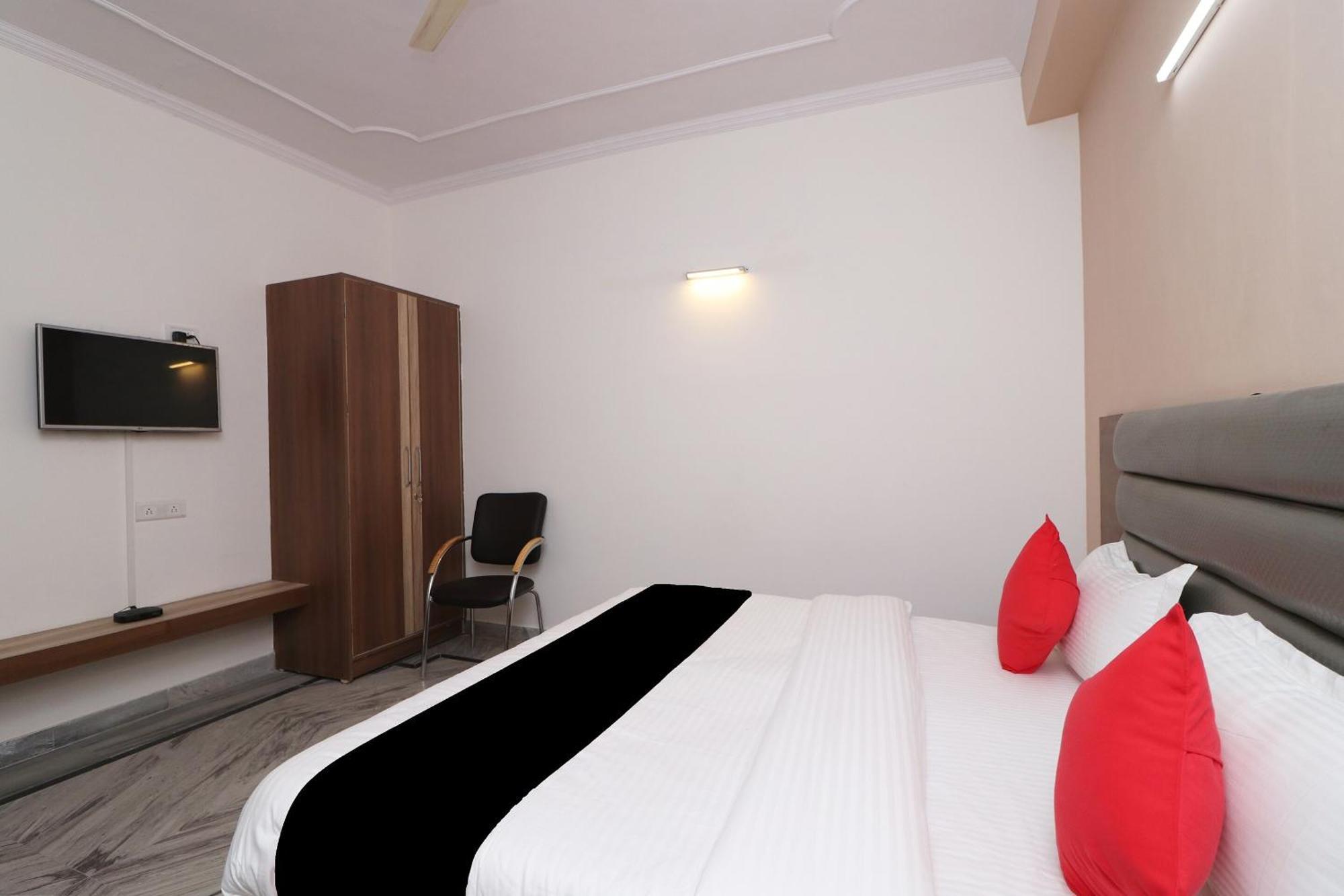 Hotel Capital O Esscon House Near Payal Cinema