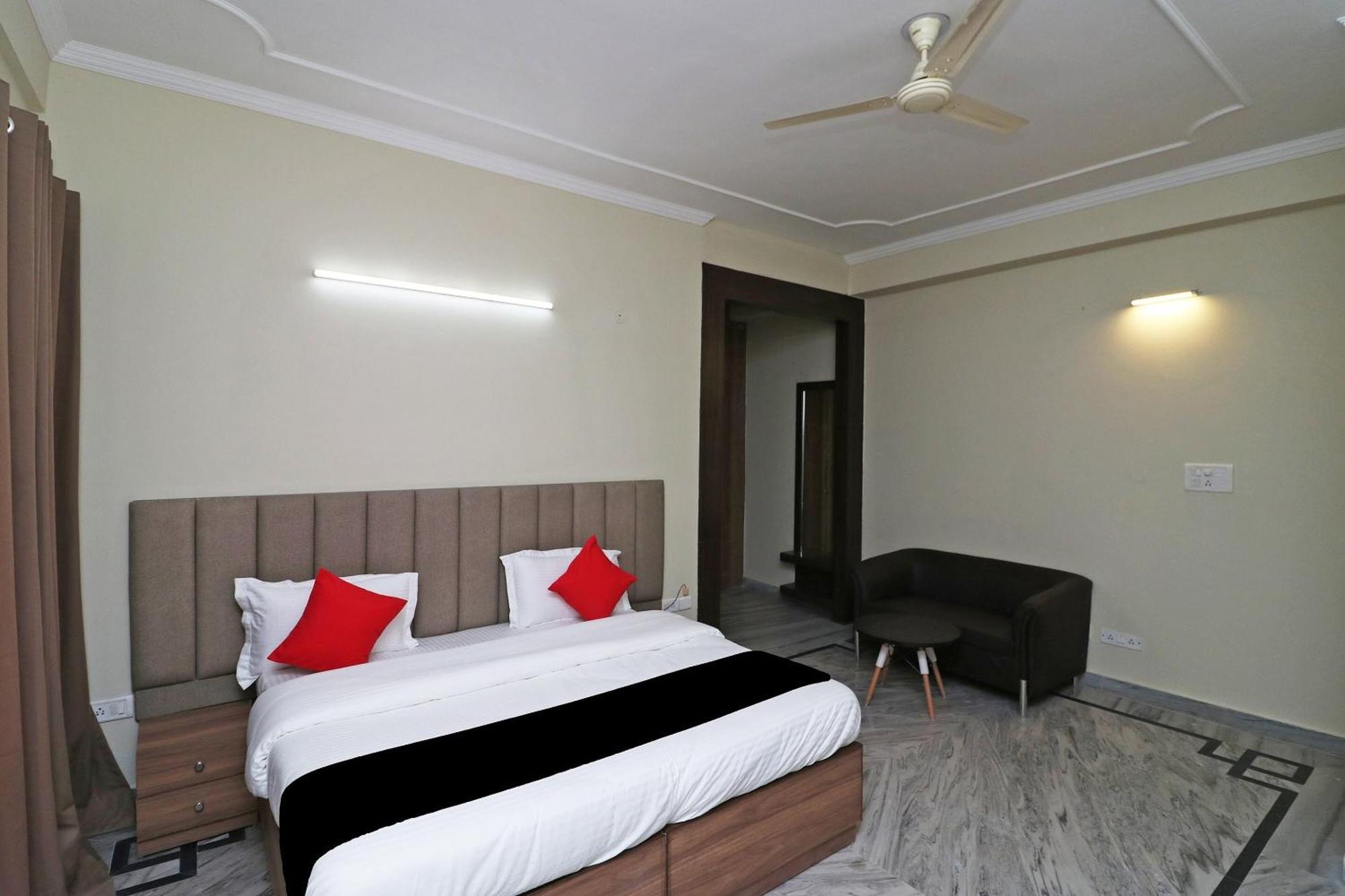 Capital O Esscon House Near Payal Cinema Hotel Gurgaon