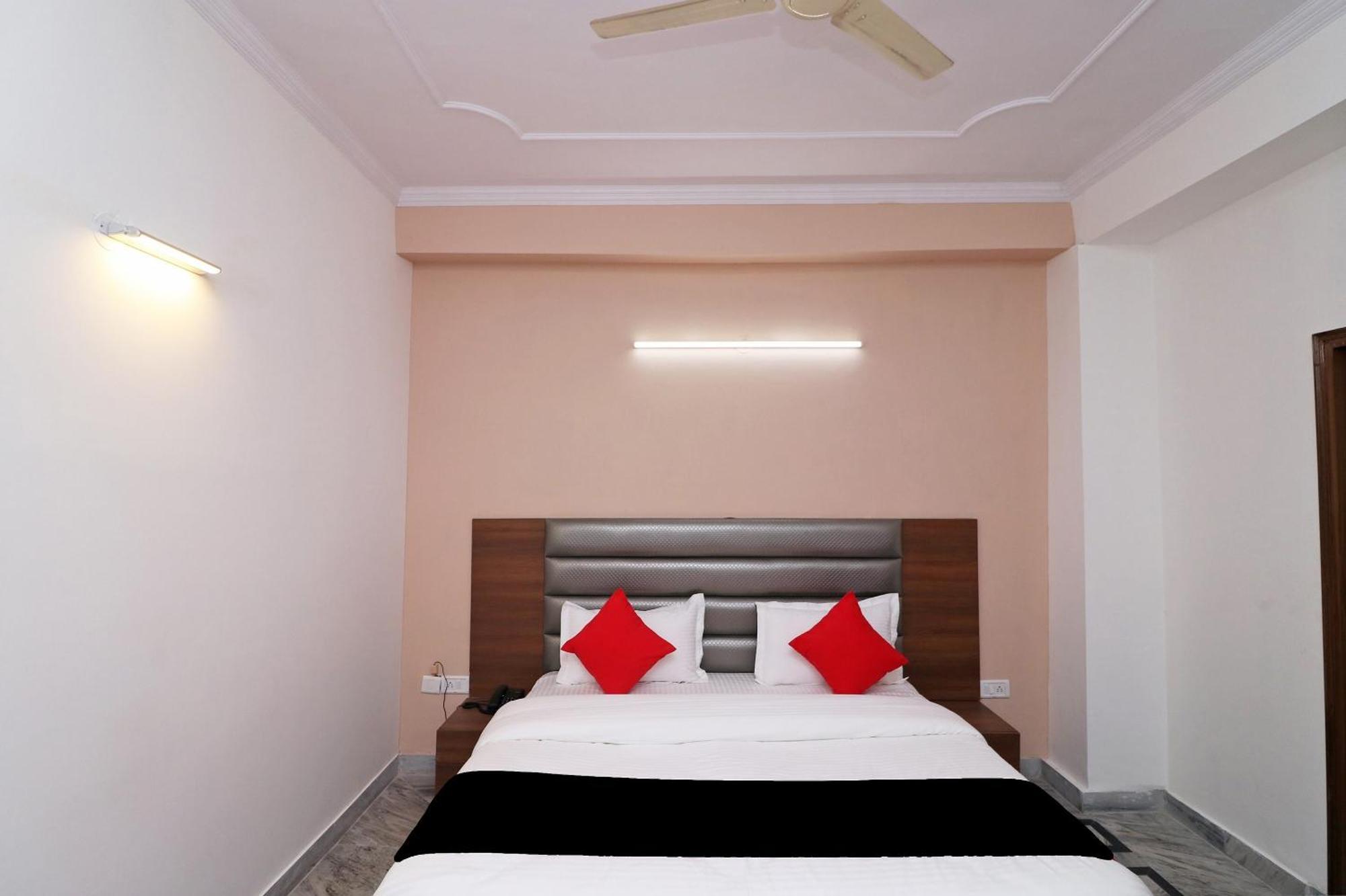 Hotel Capital O Esscon House Near Payal Cinema Gurgaon