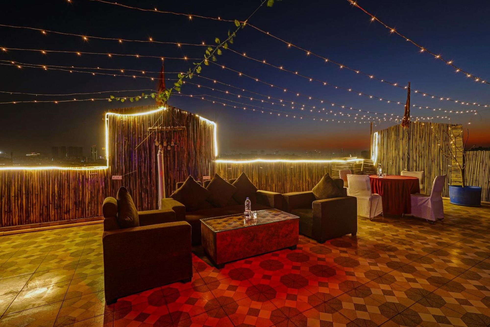 Hotel Super Townhouse Tipsyy Near Bestech Square Mall