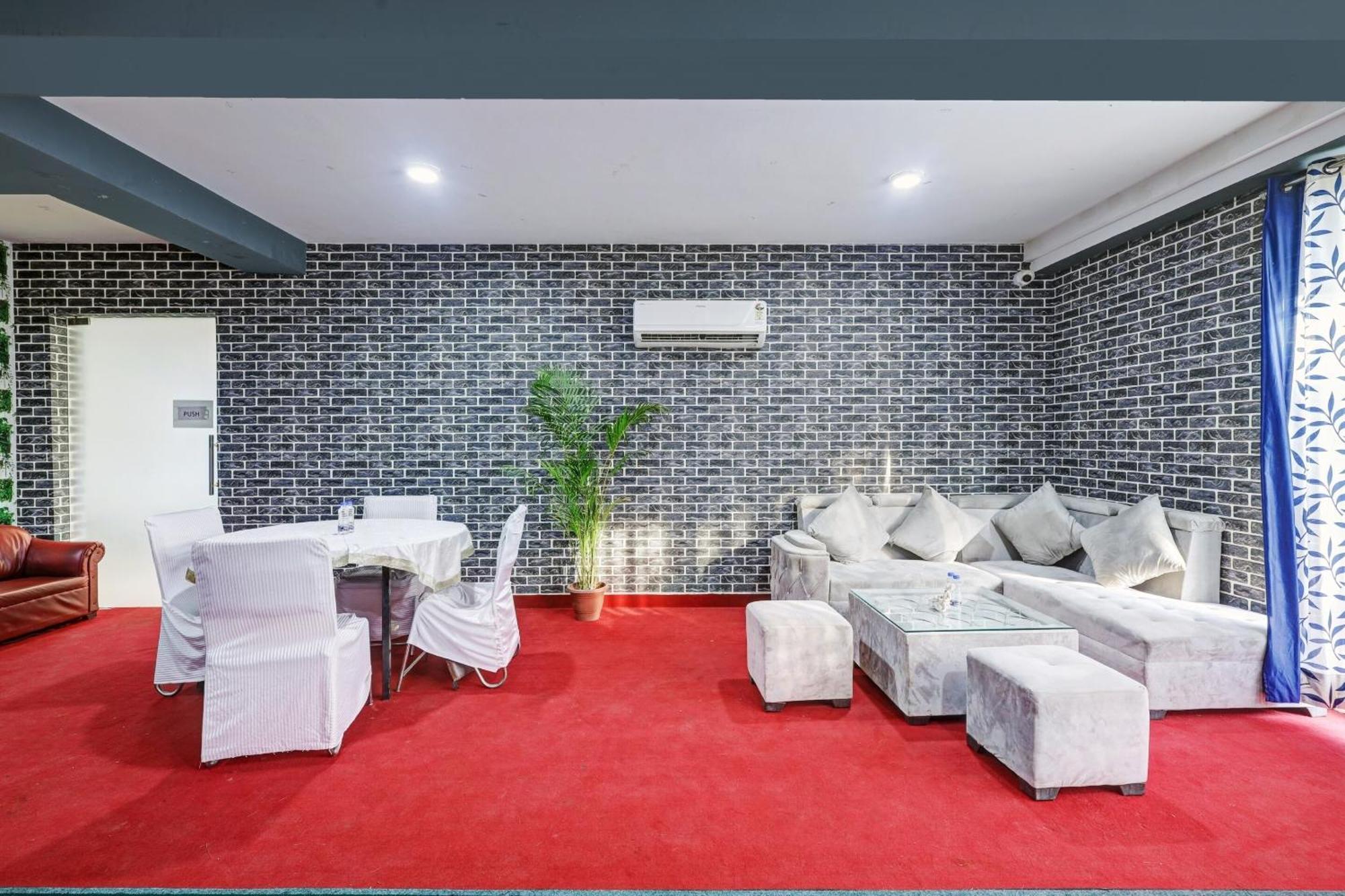 Super Townhouse Tipsyy Near Bestech Square Mall Hotel 4*