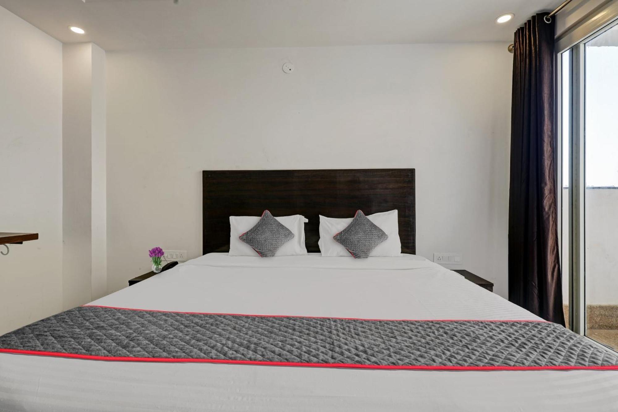 Hotel Super Townhouse Tipsyy Near Bestech Square Mall 4*
